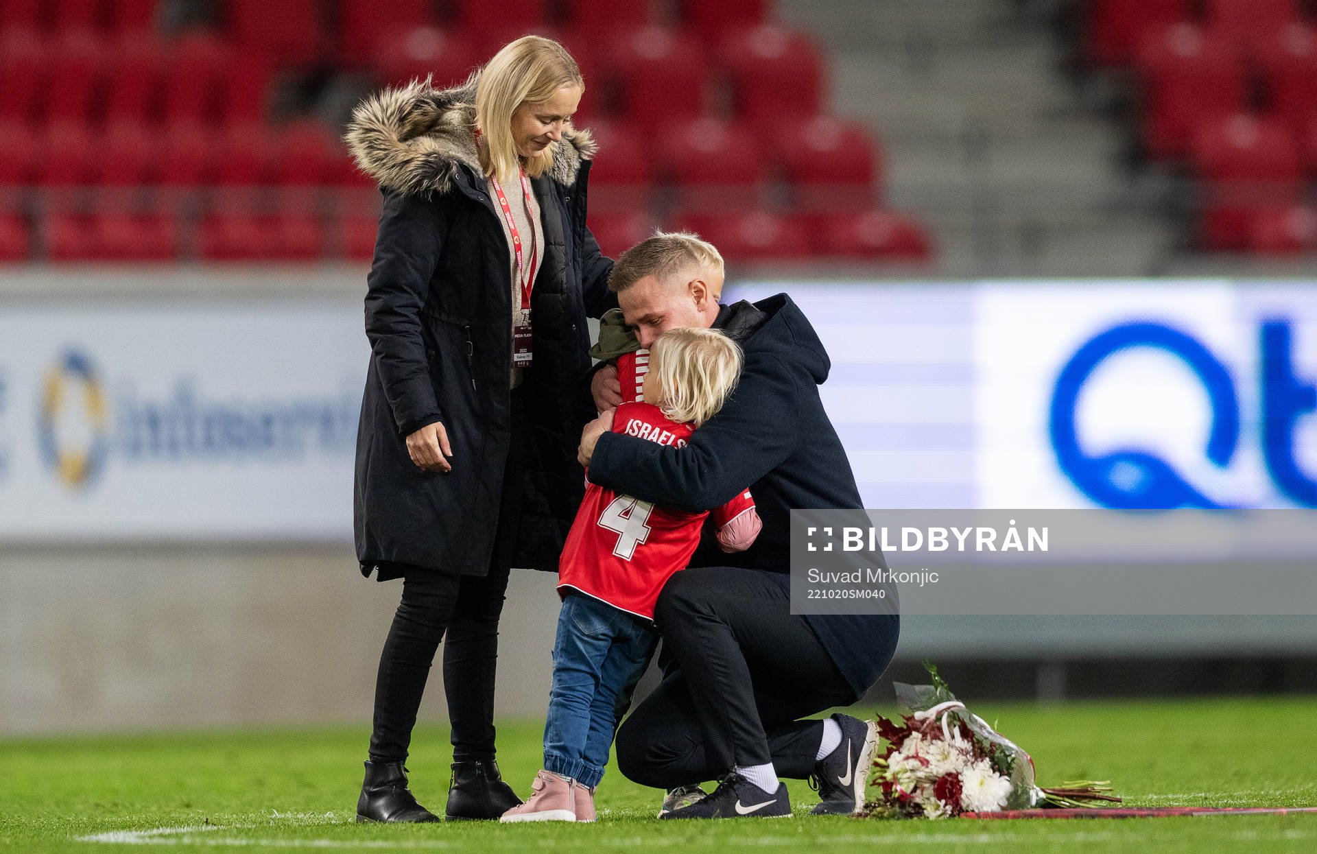 Erik Israelsson avtackas under fotbollsmatchen i Allsvenskan mellan Kalmar och Mjällby den 20 oktober 2022 i Kalmar. 
