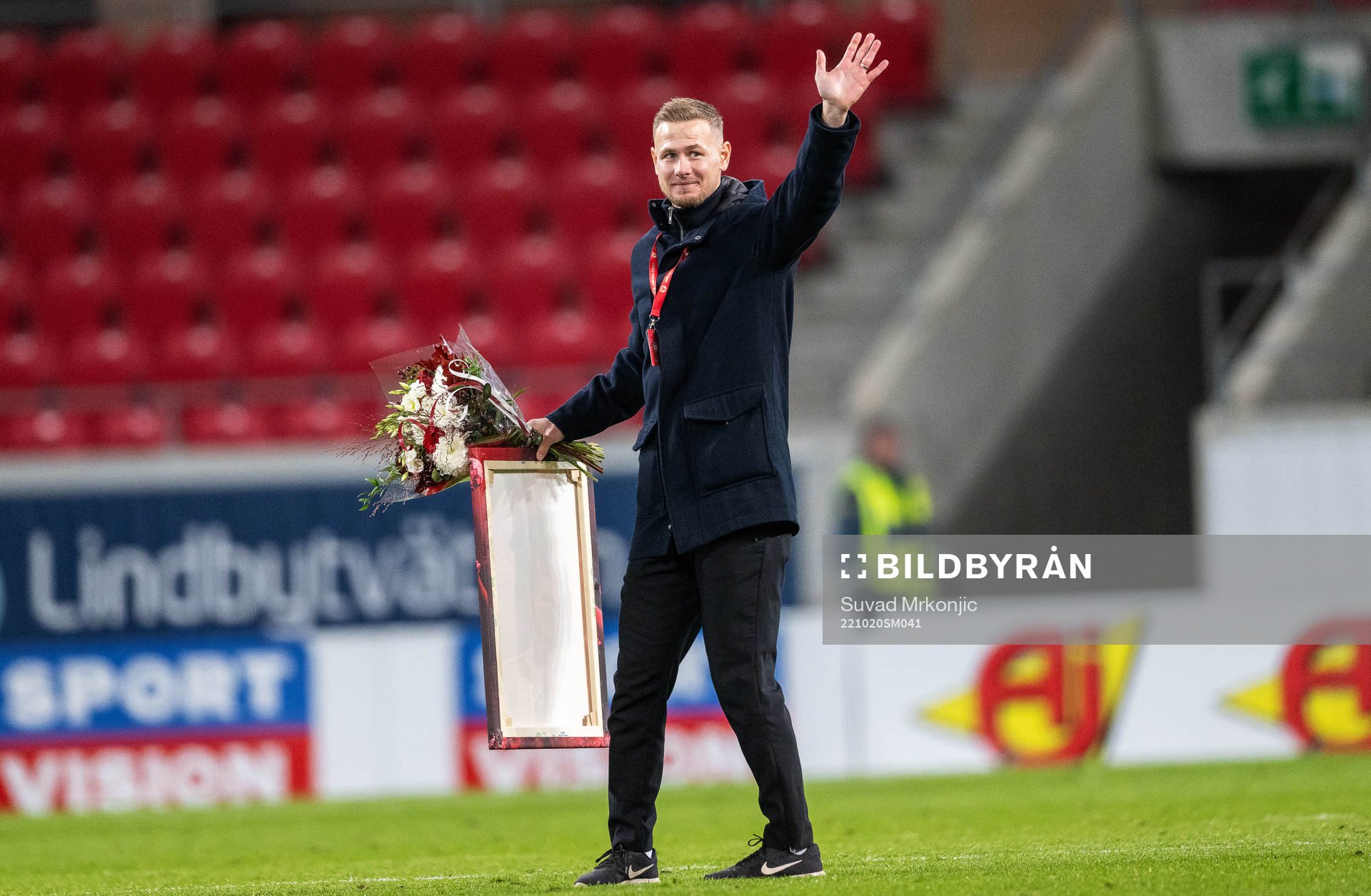 Erik Israelsson avtackas under fotbollsmatchen i Allsvenskan mellan Kalmar och Mjällby den 20 oktober 2022 i Kalmar. 