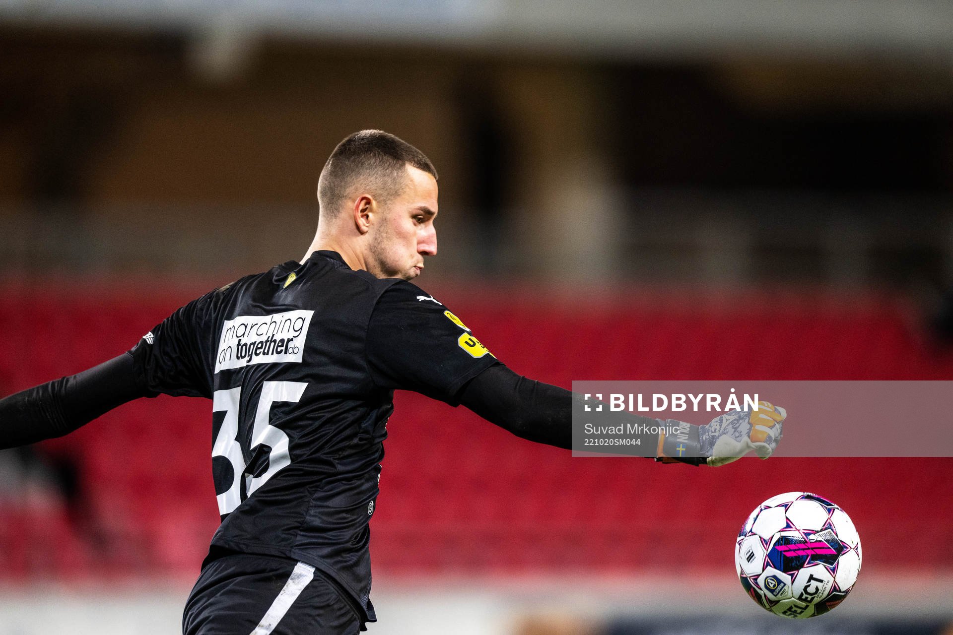 Mjällbys målvakt Samuel Brolin under fotbollsmatchen i Allsvenskan mellan Kalmar och Mjällby den 20 oktober 2022 i Kalmar. 