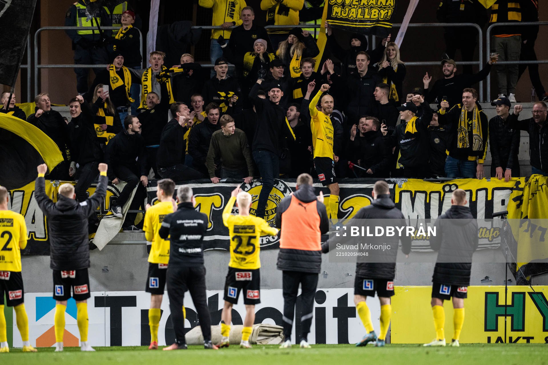 Mjällbys Viktor Gustafson jublar med publiken efter fotbollsmatchen i Allsvenskan mellan Kalmar och Mjällby den 20 oktober 2022 i Kalmar. 