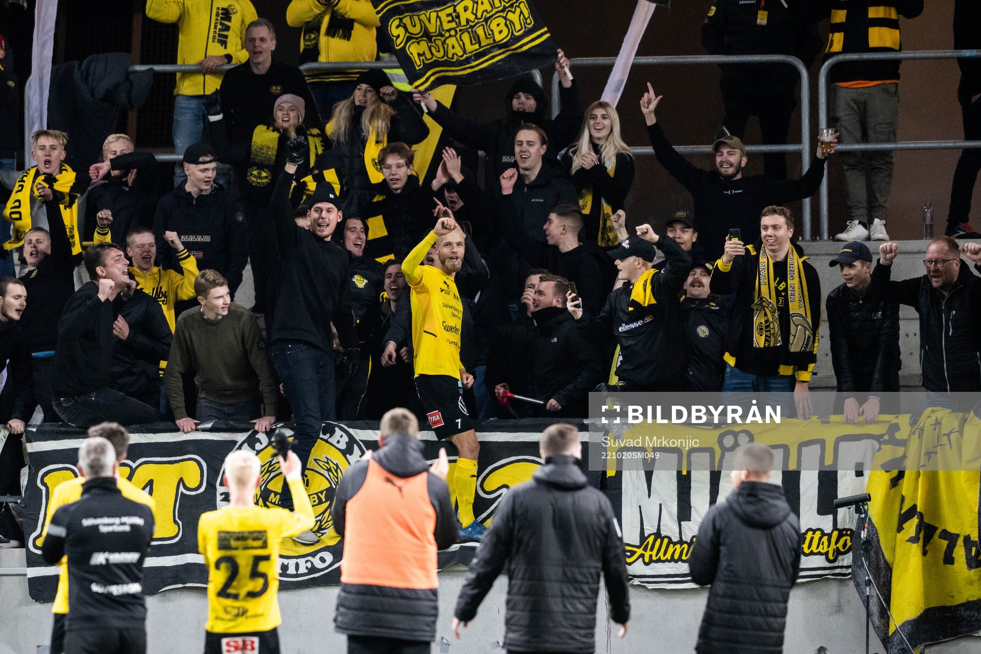 Mjällbys Viktor Gustafson jublar med publiken
