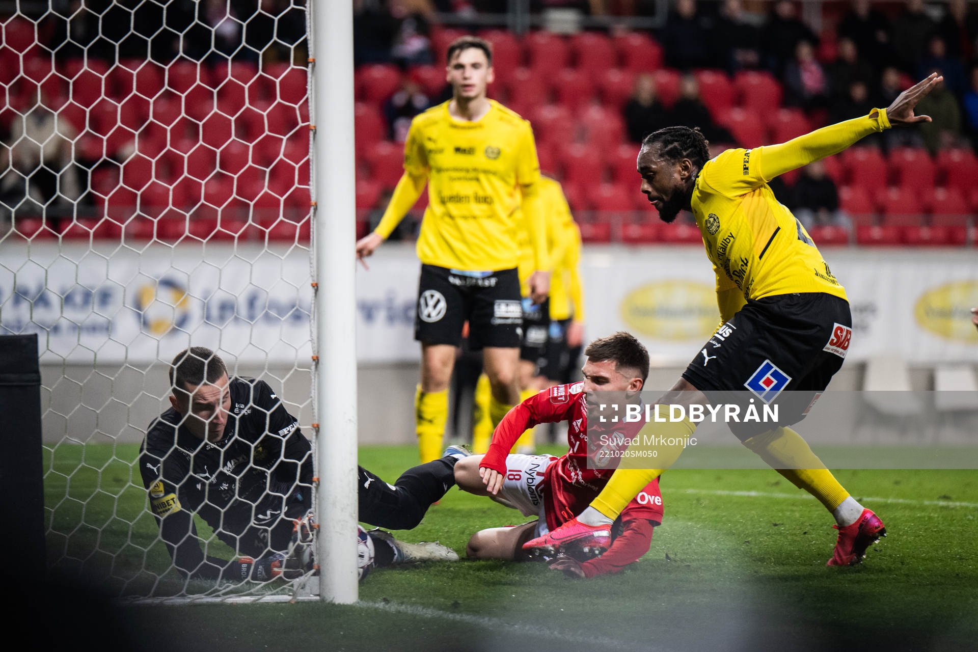 Kalmars Isak Bjerkebo och målvakt Samuel Brolin