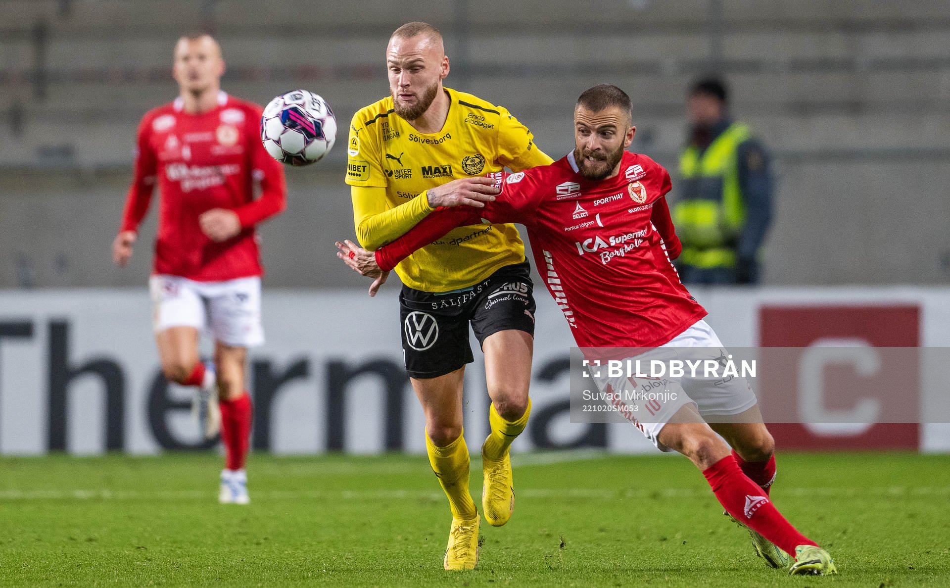 Mjällbys Adam Ståhl och Kalmars Filip Sachpekidis