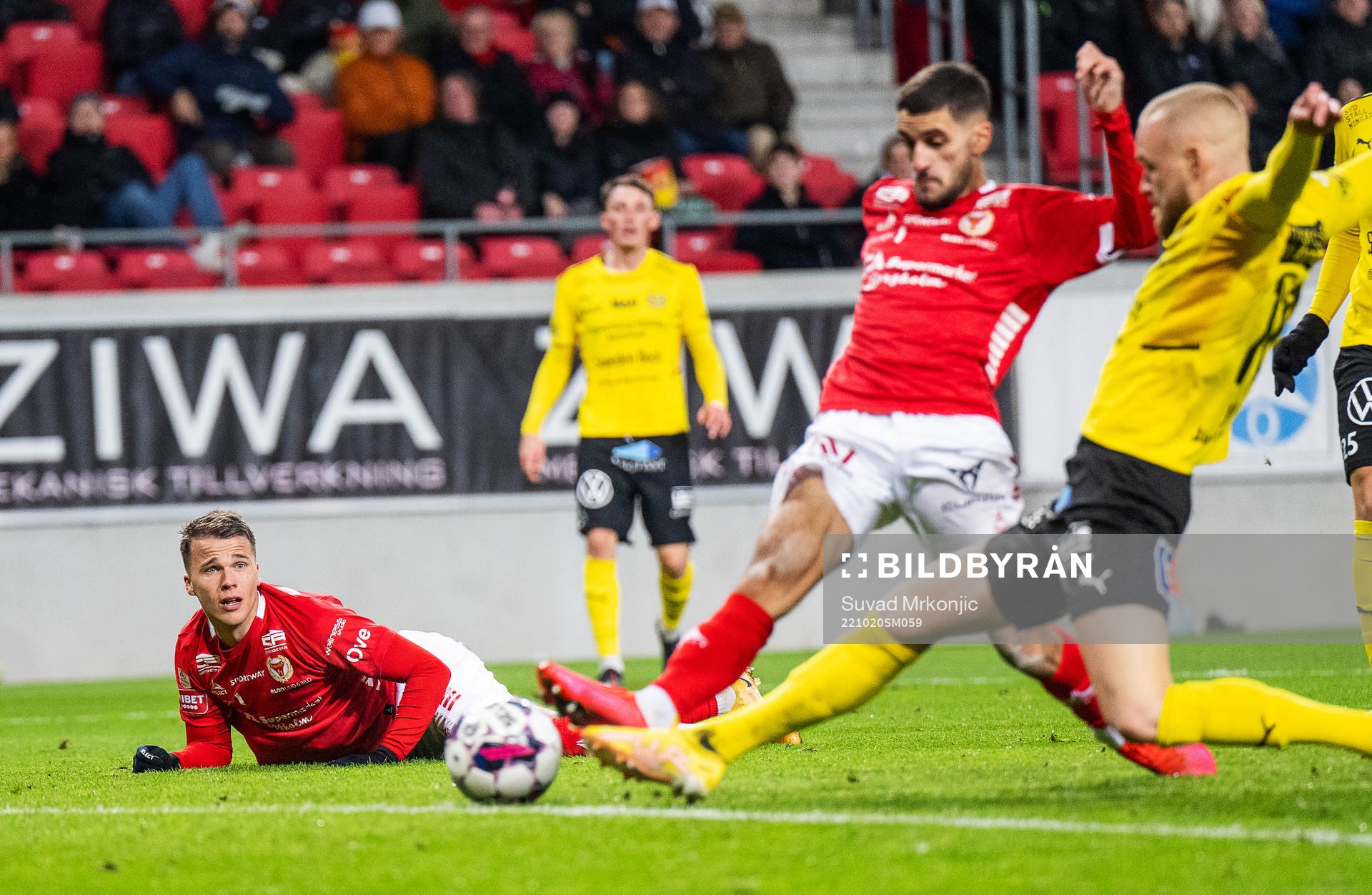 Kalmars Simon Skrabb och Noah Shamoun samt Mjällbys Jetmir