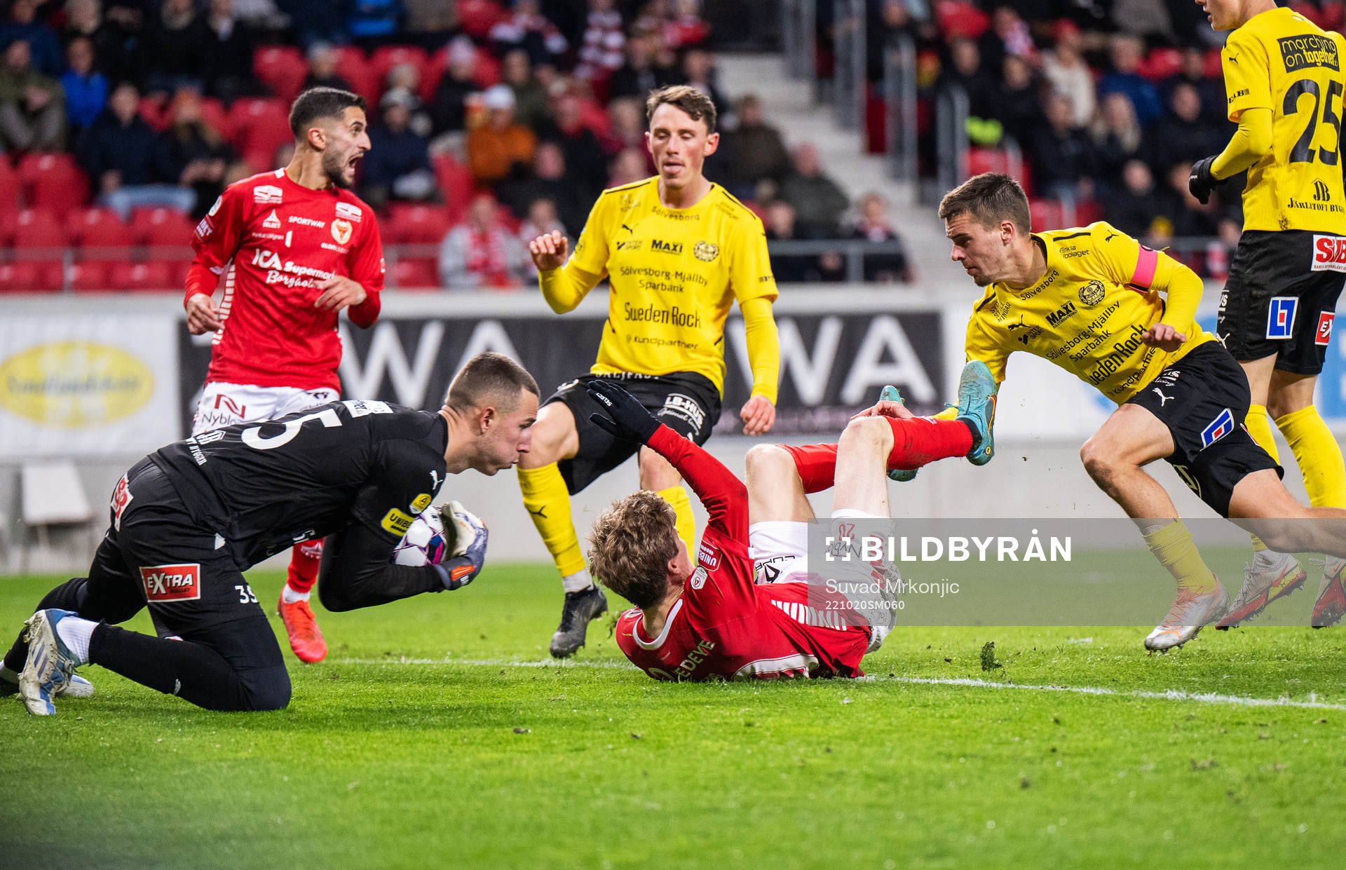 Mjällbys målvakt Samuel Brolin och Jesper Gustavsson samt Kalmars Oliver Berg under fotbollsmatchen i Allsvenskan mellan Kalmar och Mjällby den 20 oktober 2022 i Kalmar.