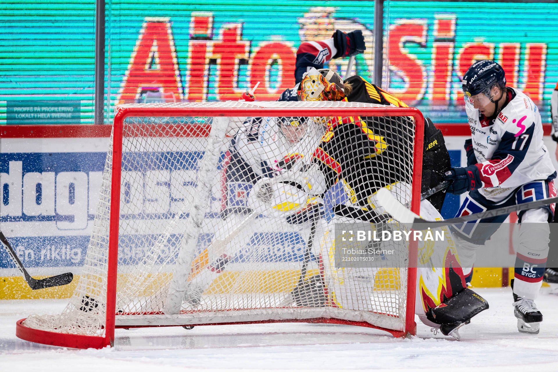 Brynäs målvakt Anders Lindbäck mot Linköpings Ty Rattie
