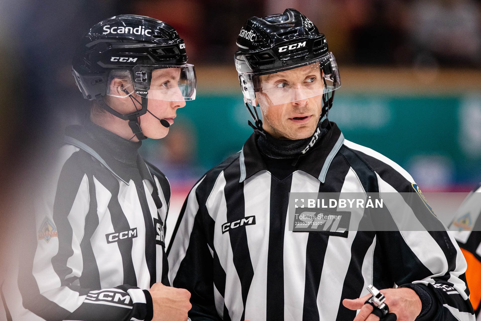 Linjedomare Rasmus Strömberg och linjedomare Örjan Åhlén