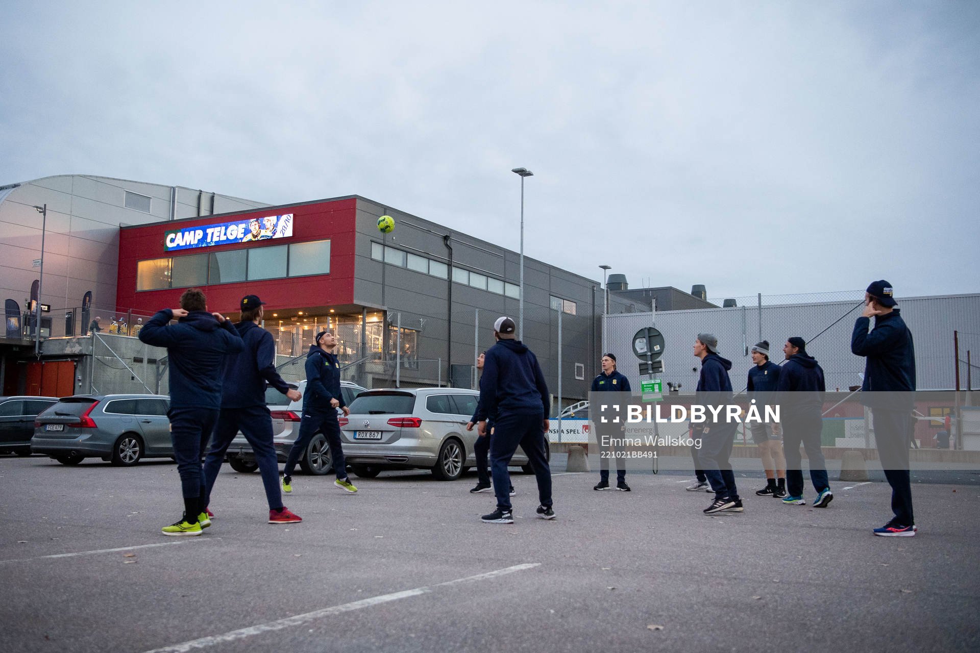 Södertäljes spelare utanför Scaniarinken