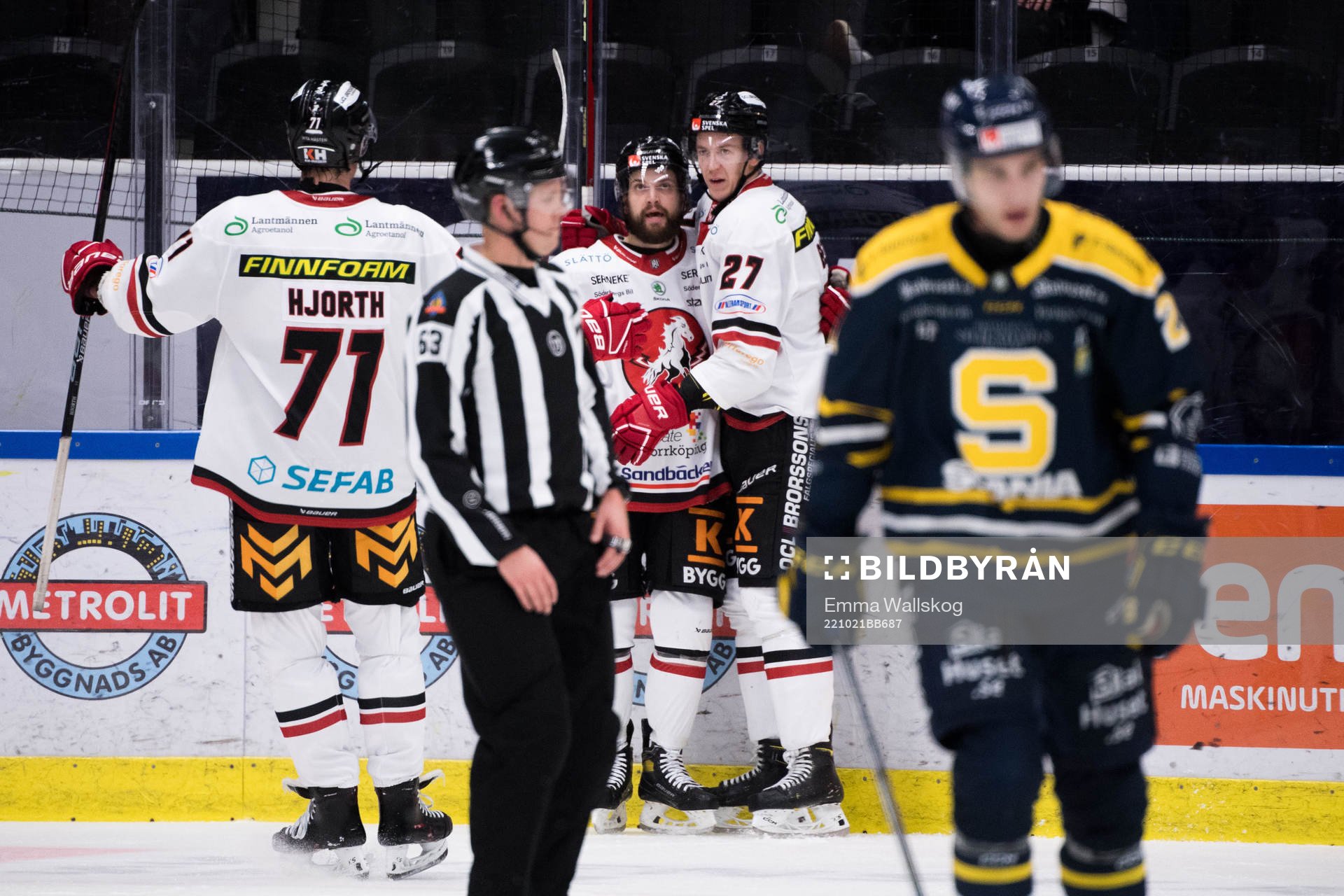Vita Hästens Sebastian Benker jublar med Tanner Macmaster