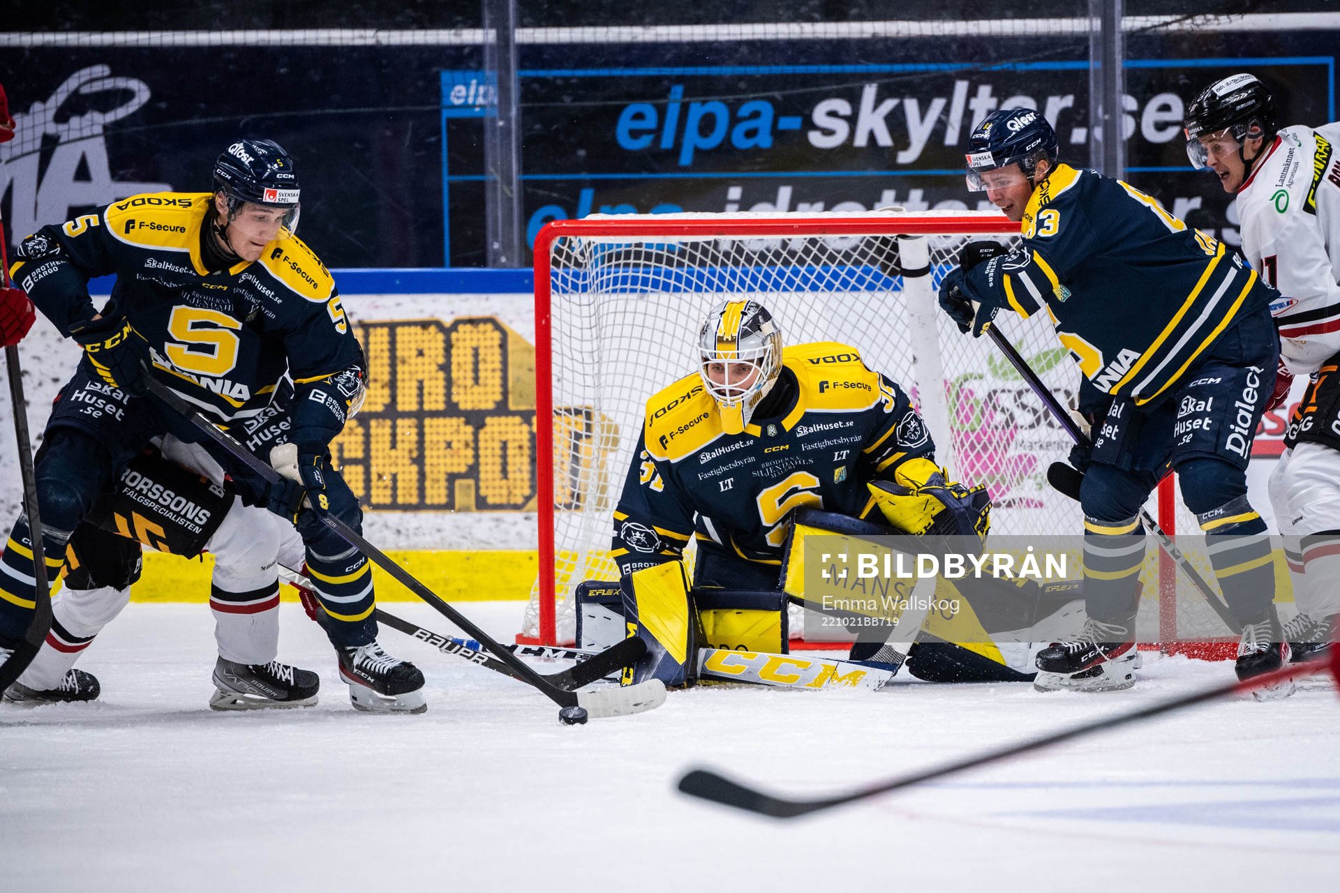 Södertäljes Filip Nordberg, målvakt Nikita Tolopilo och