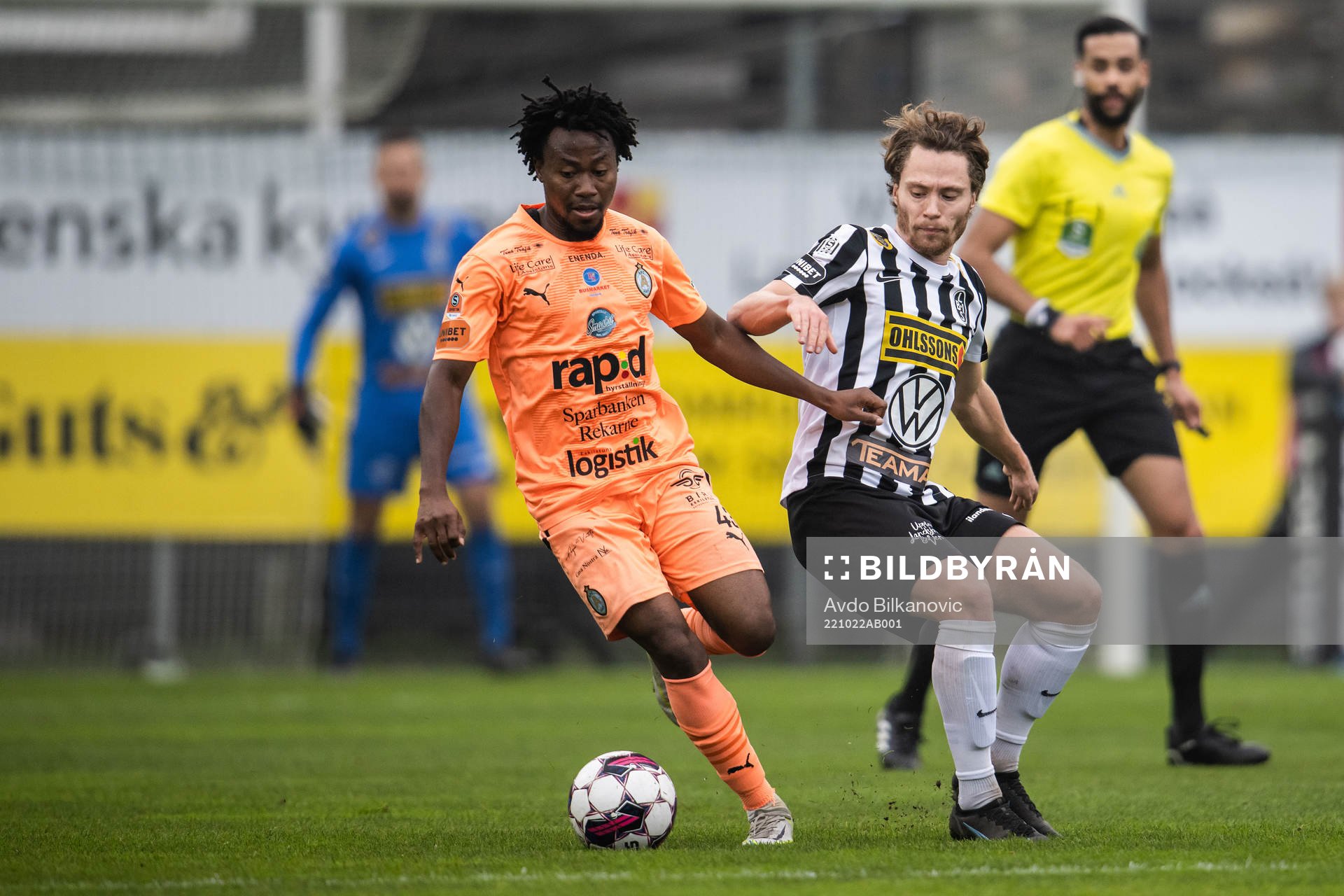 Landskronas Filip Ottosson och AFC Eskilstunas Abdul-Halik Hudu under fotbollsmatchen i Superettan mellan Landskrona och AFC Eskilstuna den 22 oktober 2022 i Landskrona.