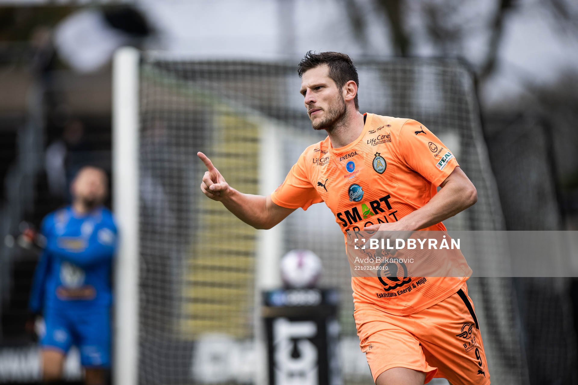 AFC Eskilstunas Ashley Coffey jublar efter 1-1 under fotbollsmatchen i Superettan mellan Landskrona och AFC Eskilstuna den 22 oktober 2022 i Landskrona.