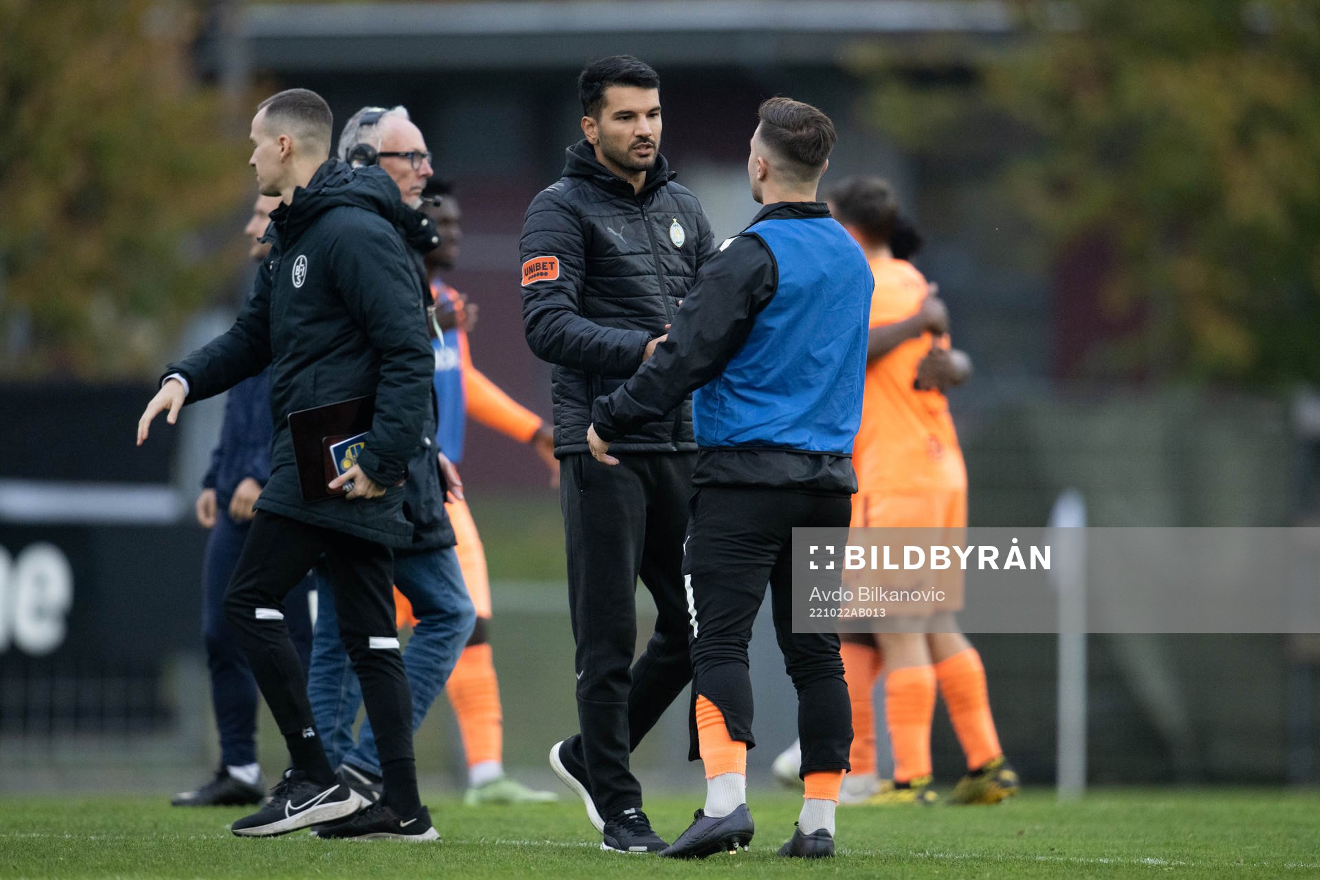 AFC Eskilstunas tränare Jawad Al Jebouri jublar