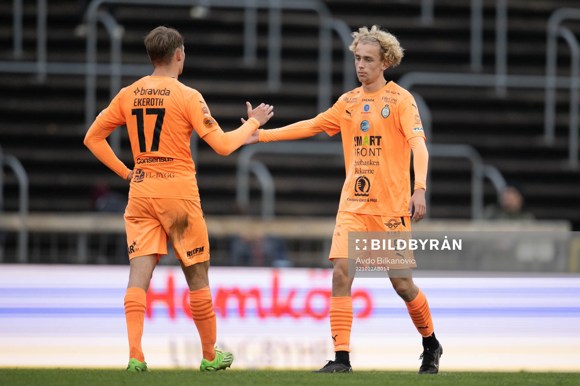 AFC Eskilstunas Anton Ekeroth och Leo Lif jublar efter slutsignalen under fotbollsmatchen i Superettan mellan Landskrona och AFC Eskilstuna den 22 oktober 2022 i Landskrona.