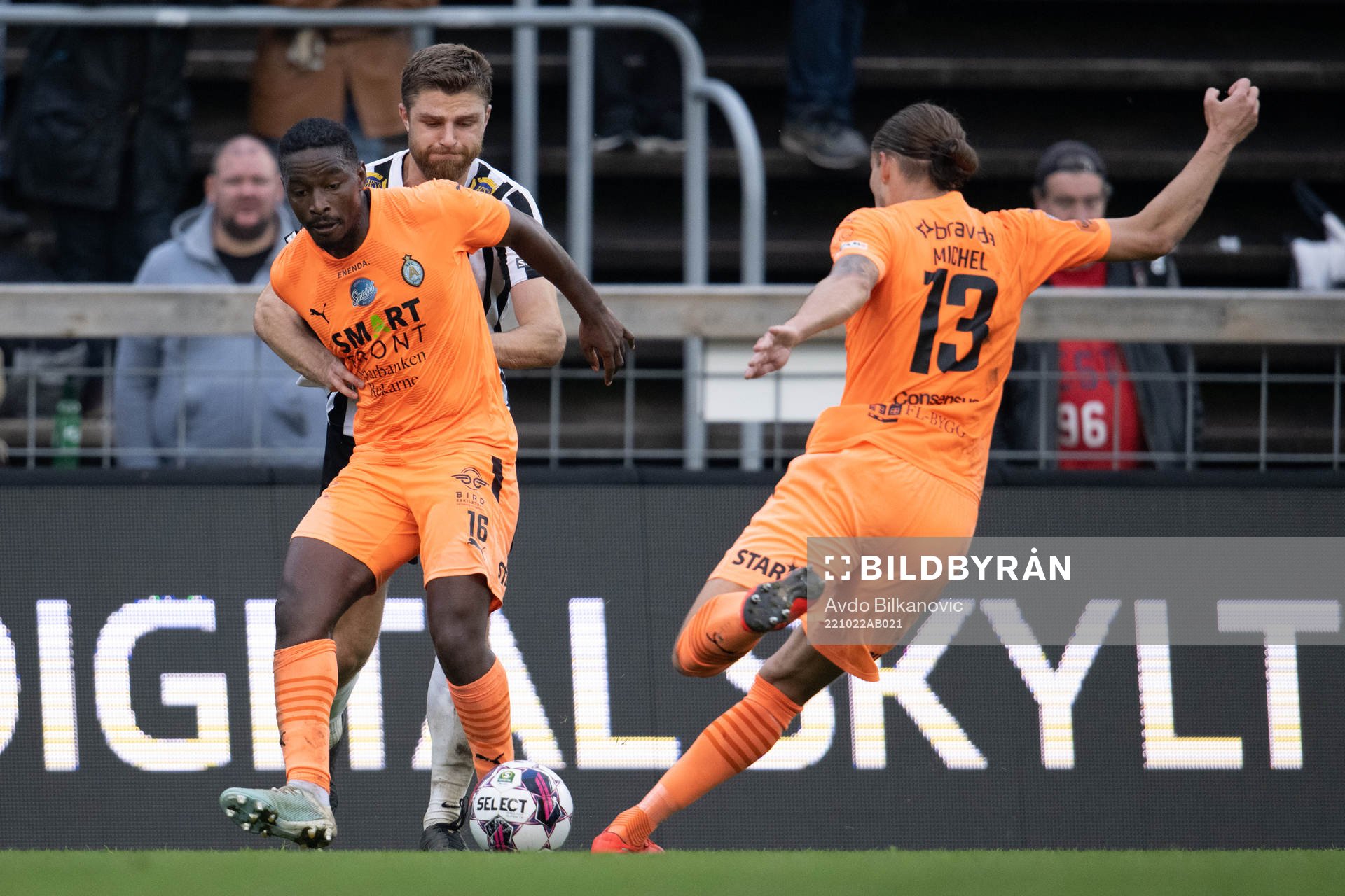 Landskronas Adam Egnell och AFC Eskilstunas
under fotbollsmatchen i Superettan mellan Landskrona och AFC Eskilstuna den 22 oktober 2022 i Landskrona.