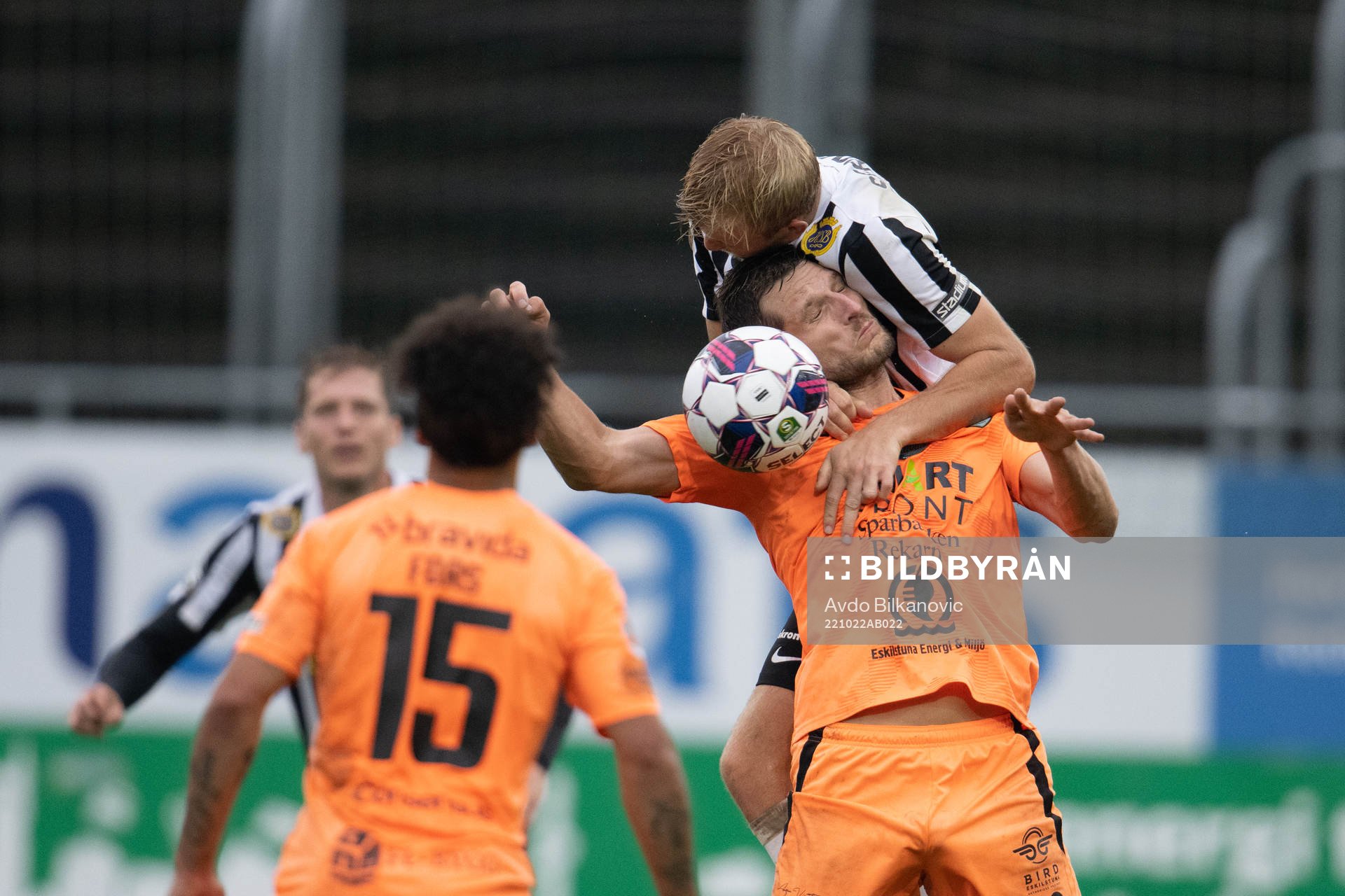 Landskronas Johan Rapp i nickduell mot AFC Eskilstunas
