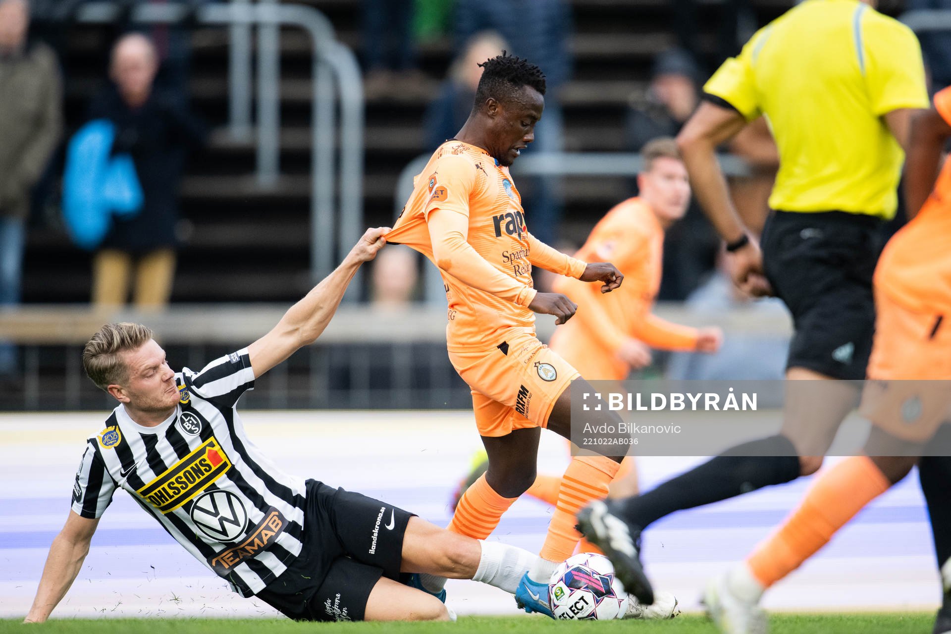 Landskronas Jacob Blixt och AFC Eskilstunas Aliyu Yakubu under fotbollsmatchen i Superettan mellan Landskrona och AFC Eskilstuna den 22 oktober 2022 i Landskrona. 