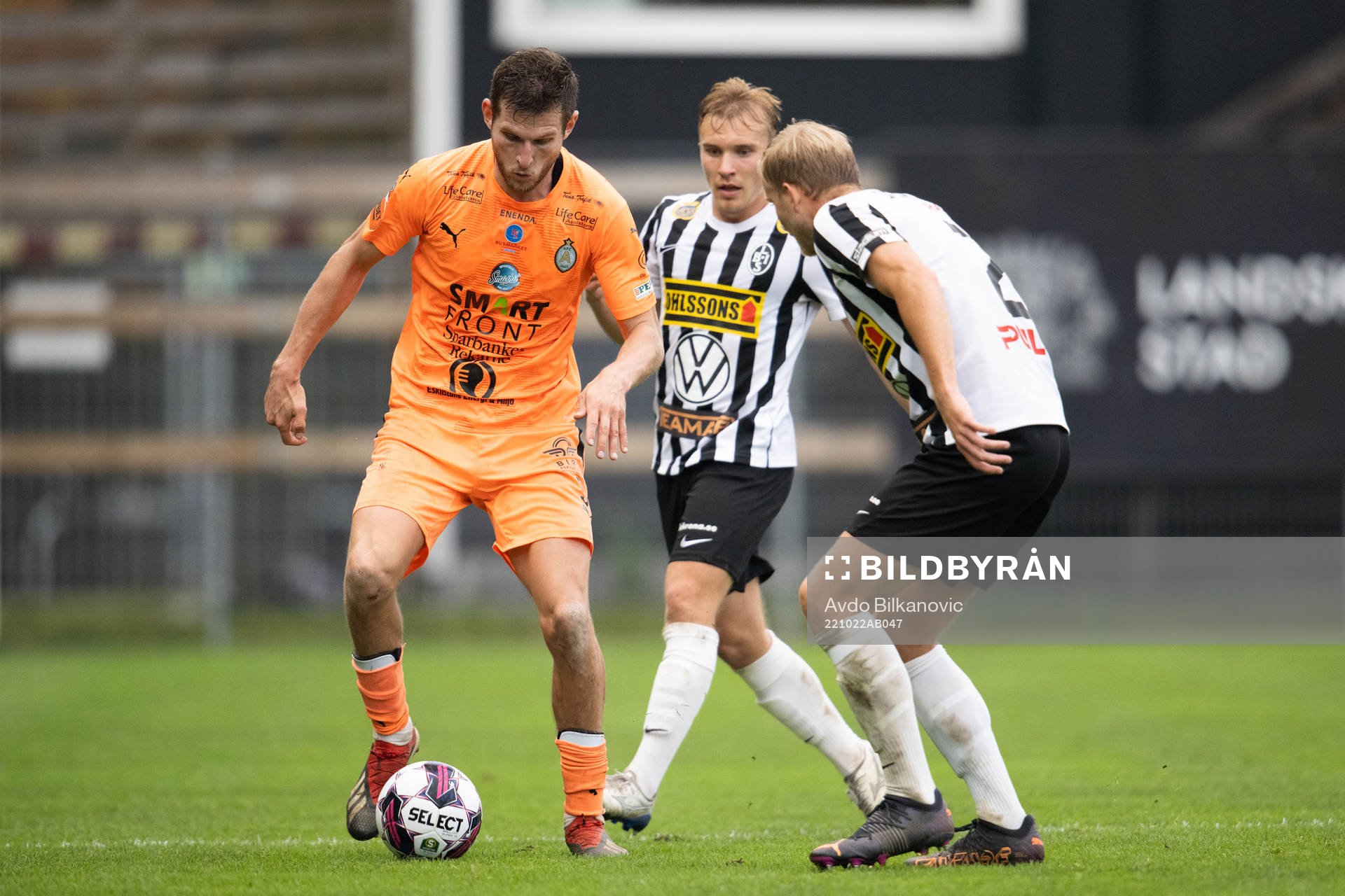 AFC Eskilstunas Ashley Coffey och Landskronas Johan Rapp