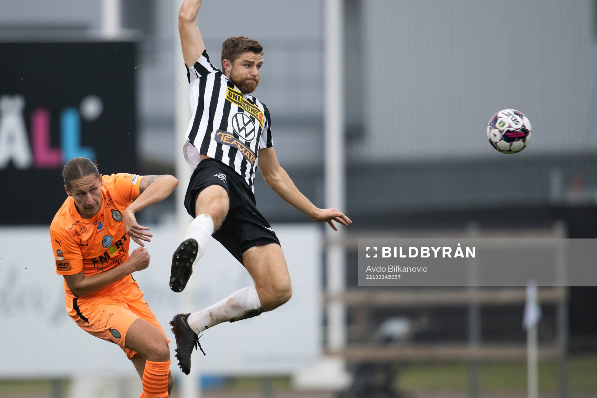 Landskronas Erik Hedenquist och AFC Eskilstunas Felix Michel