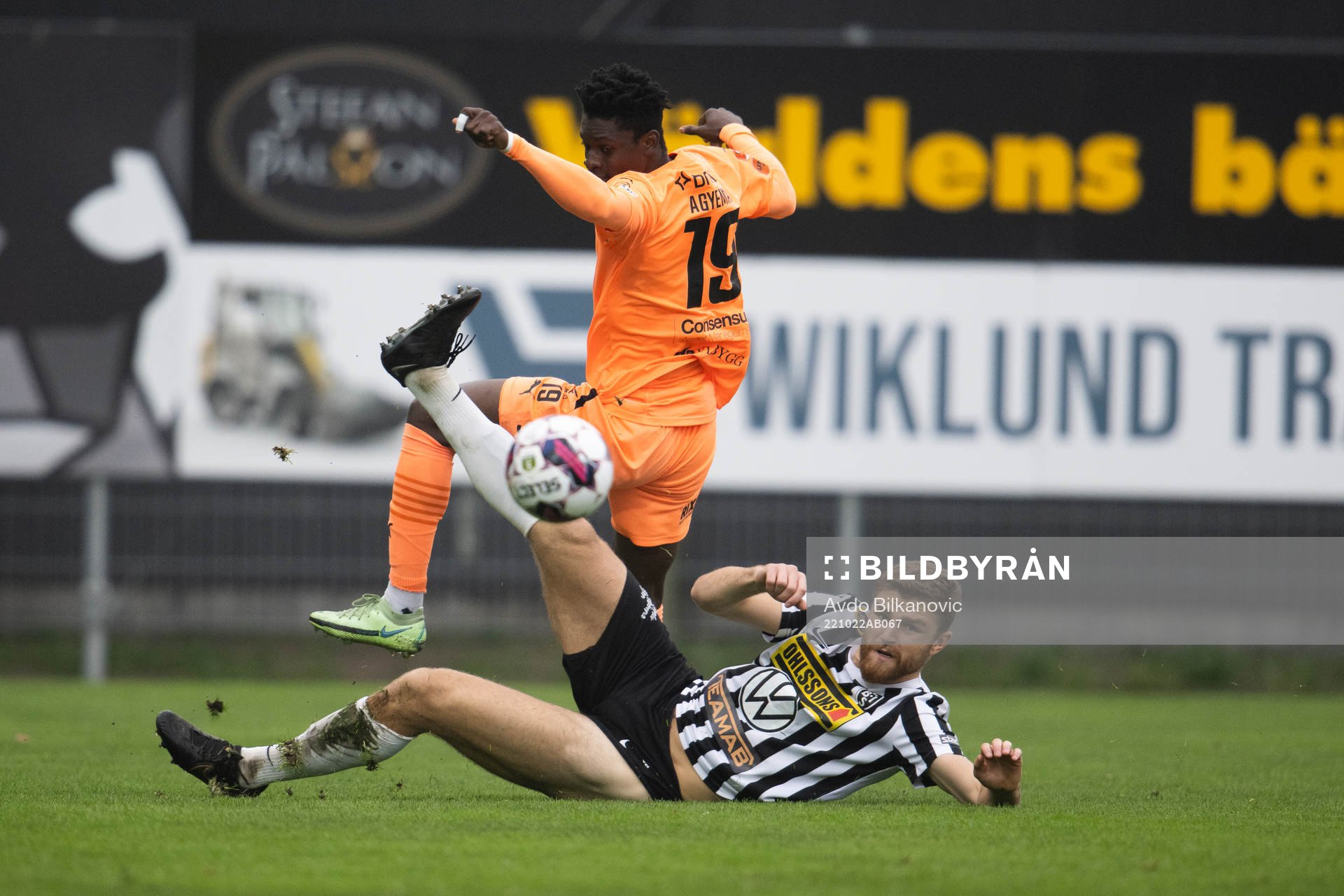 Landskronas Erik Hedenquist och AFC Eskilstunas York Rafael