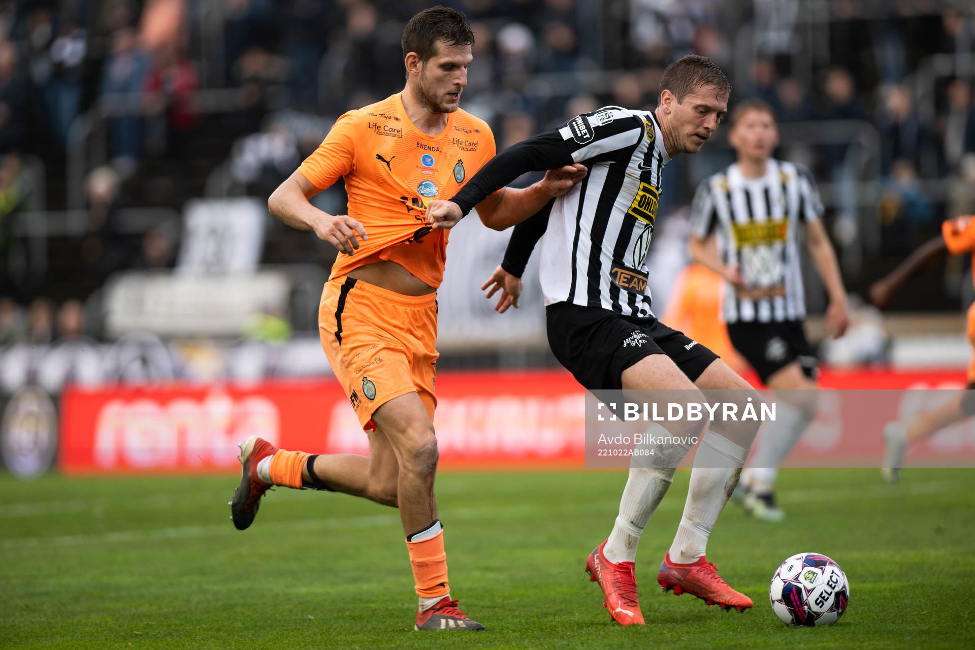 Landskronas Philip Andersson och AFC Eskilstunas Ashley Coffey under fotbollsmatchen i Superettan mellan Landskrona och AFC Eskilstuna den 22 oktober 2022 i Landskrona.
