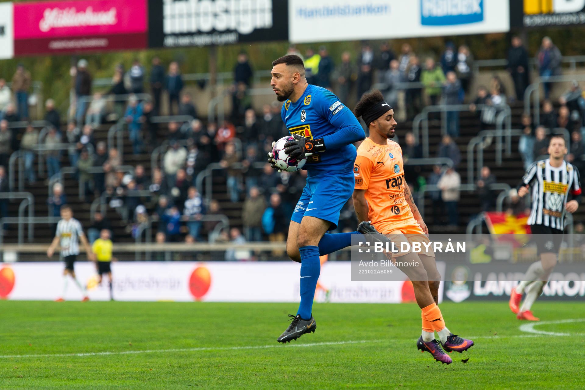 Landskronas målvakt Amr Kaddoura och AFC Eskilstunas Victor Fors under fotbollsmatchen i Superettan mellan Landskrona och AFC Eskilstuna den 22 oktober 2022 i Landskrona.