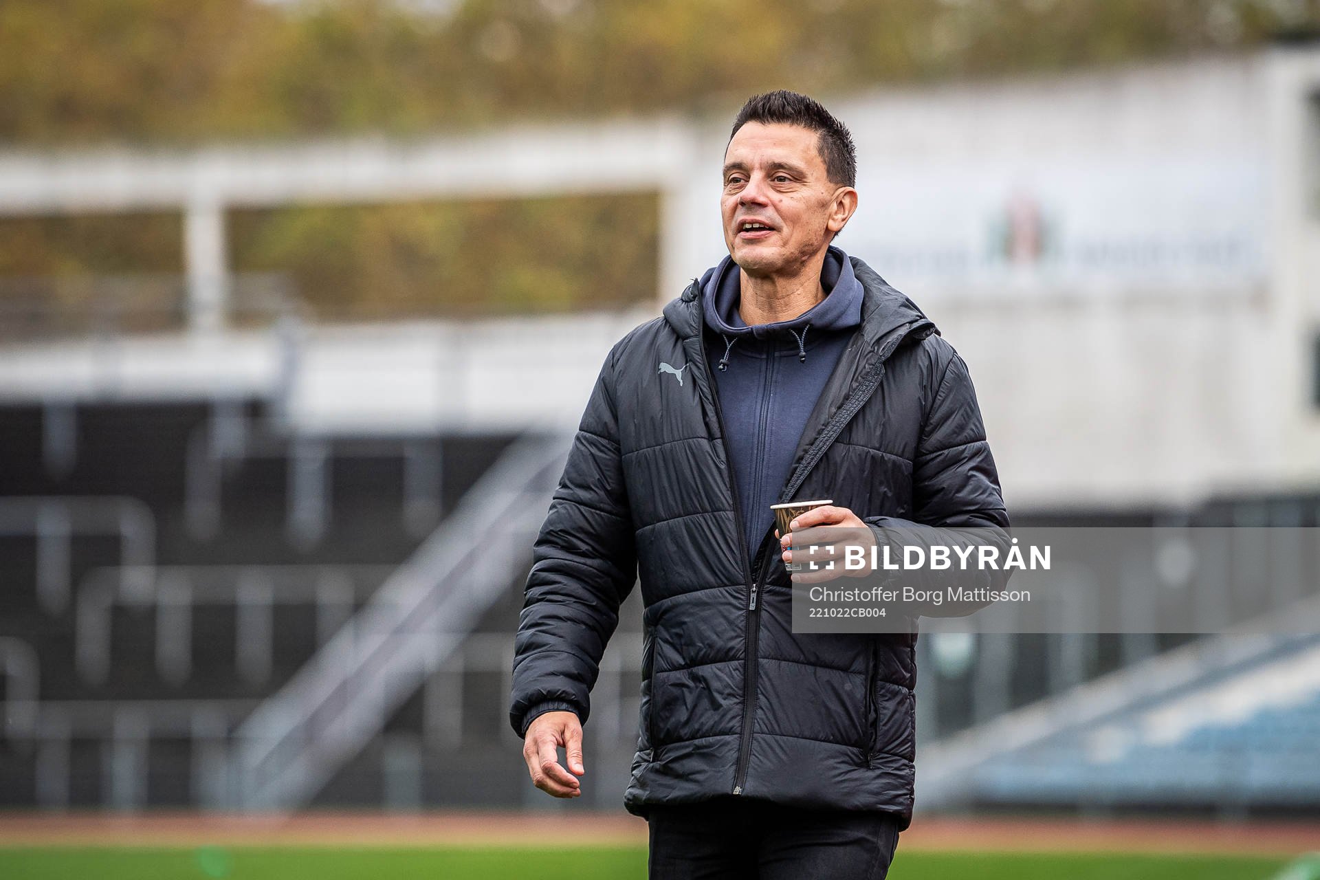 Malmö FFs tränare Fredrik Jahnfors under uppvärmningen inför fotbollsmatchen i kvalet till damernas Division 1 mellan Malmö FF och Åhus den 22 oktober 2022 i Malmö.