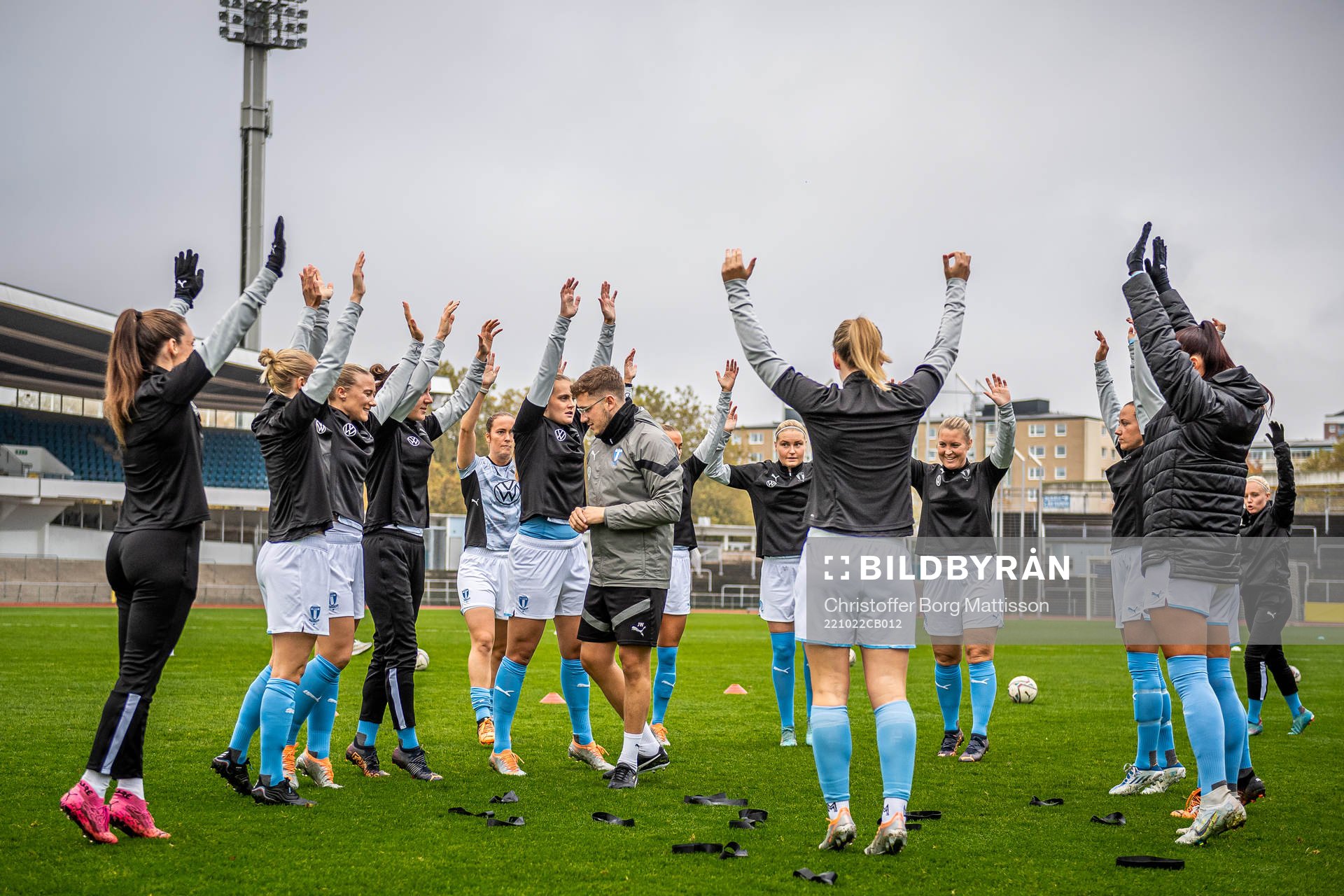 Malmö FFs fystränare Jared Wallace under uppvärmningen inför fotbollsmatchen i kvalet till damernas Division 1 mellan Malmö FF och Åhus den 22 oktober 2022 i Malmö.