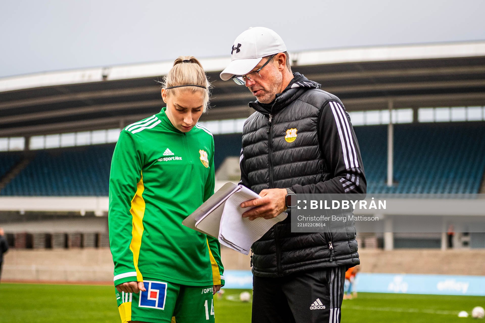Åhus tränare Jörgen Carlsson och Malin Winberg under uppvärmningen inför fotbollsmatchen i kvalet till damernas Division 1 mellan Malmö FF och Åhus den 22 oktober 2022 i Malmö.