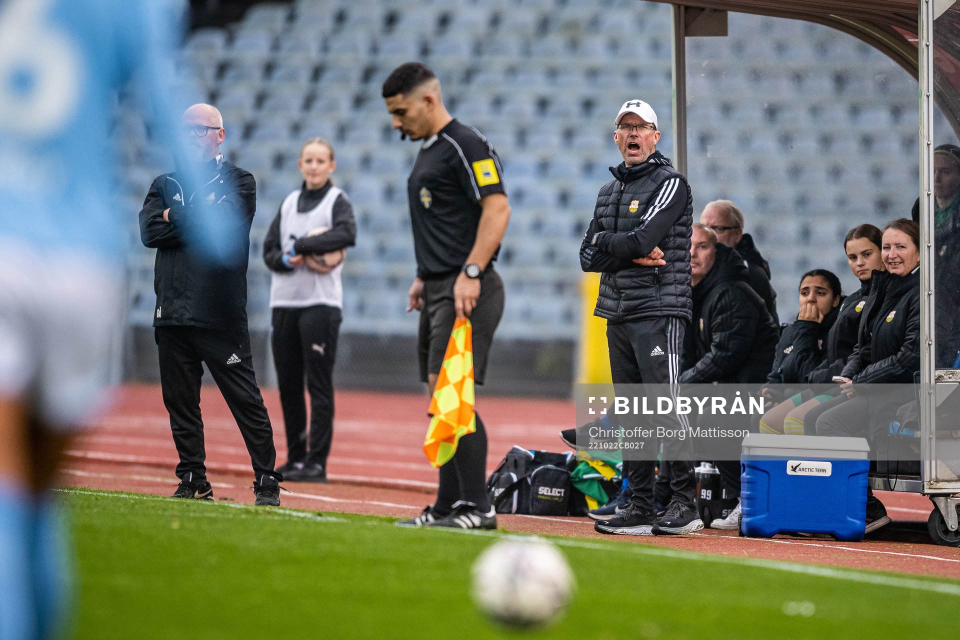 Åhus tränare Jörgen Carlsson under fotbollsmatchen i kvalet till damernas Division 1 mellan Malmö FF och Åhus den 22 oktober 2022 i Malmö.