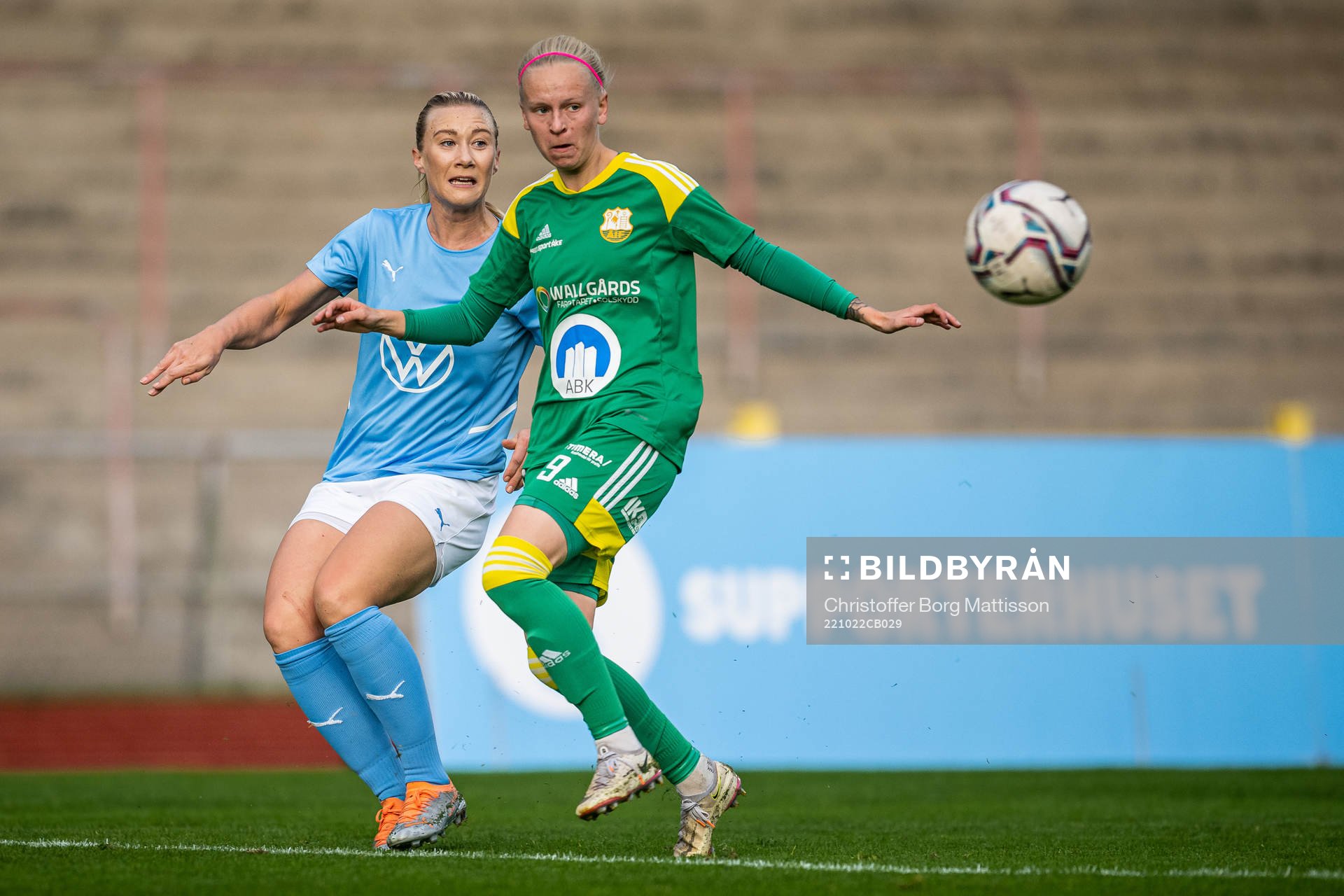Malmö FFs Madeleine Hejde och Åhus Amanda Rosengren