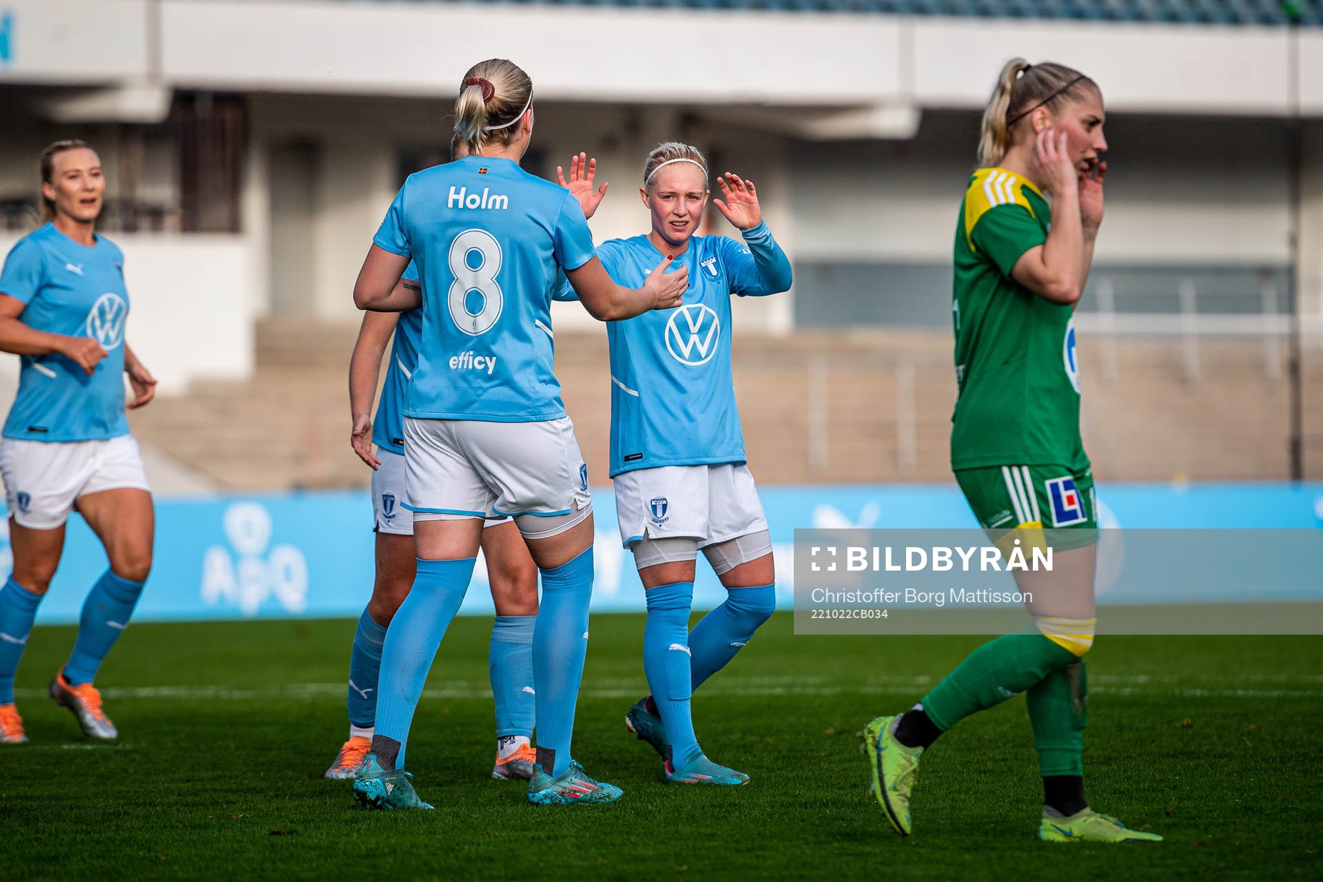 Malmö FFs Melina Skarström jublar efter 3-0 under fotbollsmatchen i kvalet till damernas Division 1 mellan Malmö FF och Åhus den 22 oktober 2022 i Malmö. 