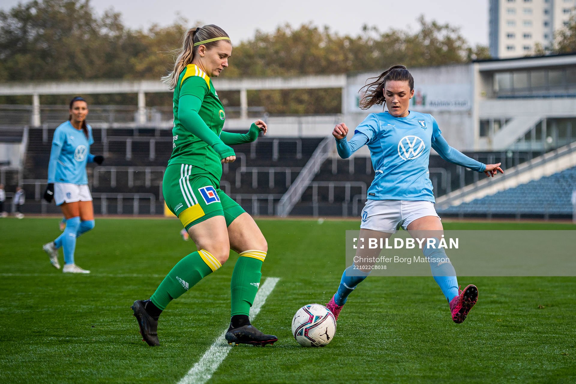 Åhus Alice Lindstedt och Malmö FFs Saga Fredriksson