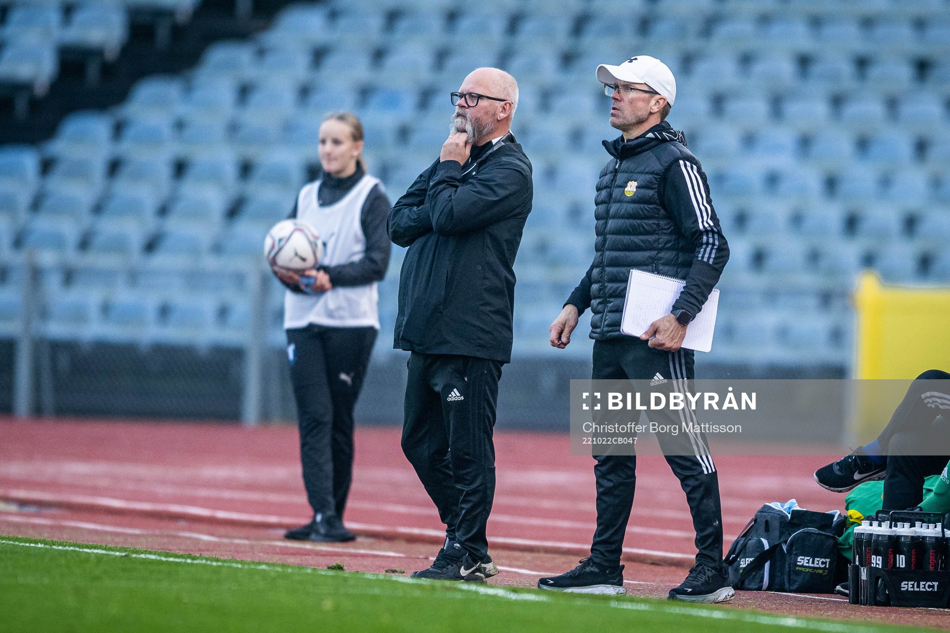 Åhus tränare Jörgen Carlsson under fotbollsmatchen i kvalet till damernas Division 1 mellan Malmö FF och Åhus den 22 oktober 2022 i Malmö.