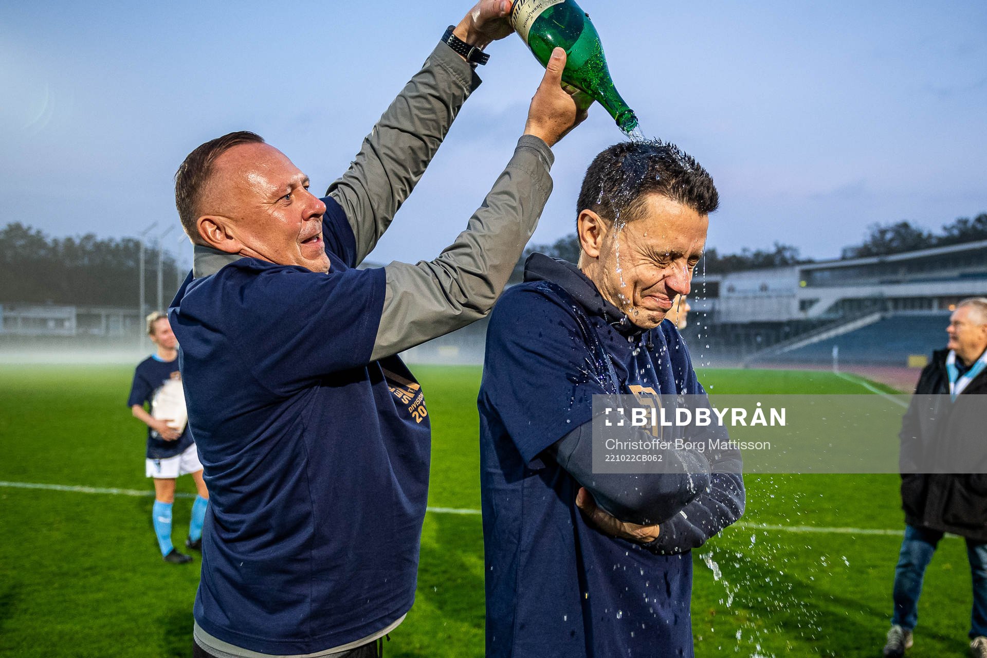 Malmö FFs lagledare Anders Nilsson jublar tillsammans med tränare Fredrik Jahnfors efter fotbollsmatchen i kvalet till damernas Division 1 mellan Malmö FF och Åhus den 22 oktober 2022 i Malmö.