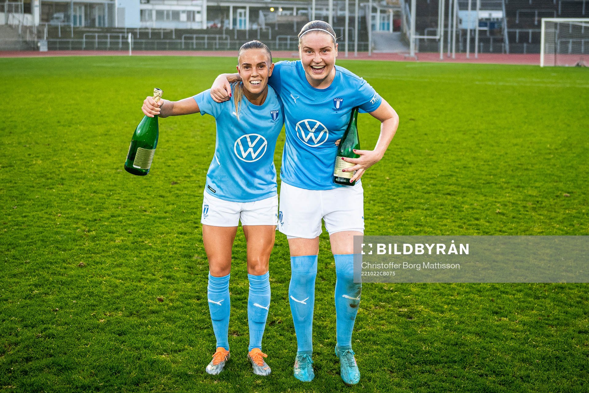 Malmö FFs Elin Björklund och Rebecka Holm jublar