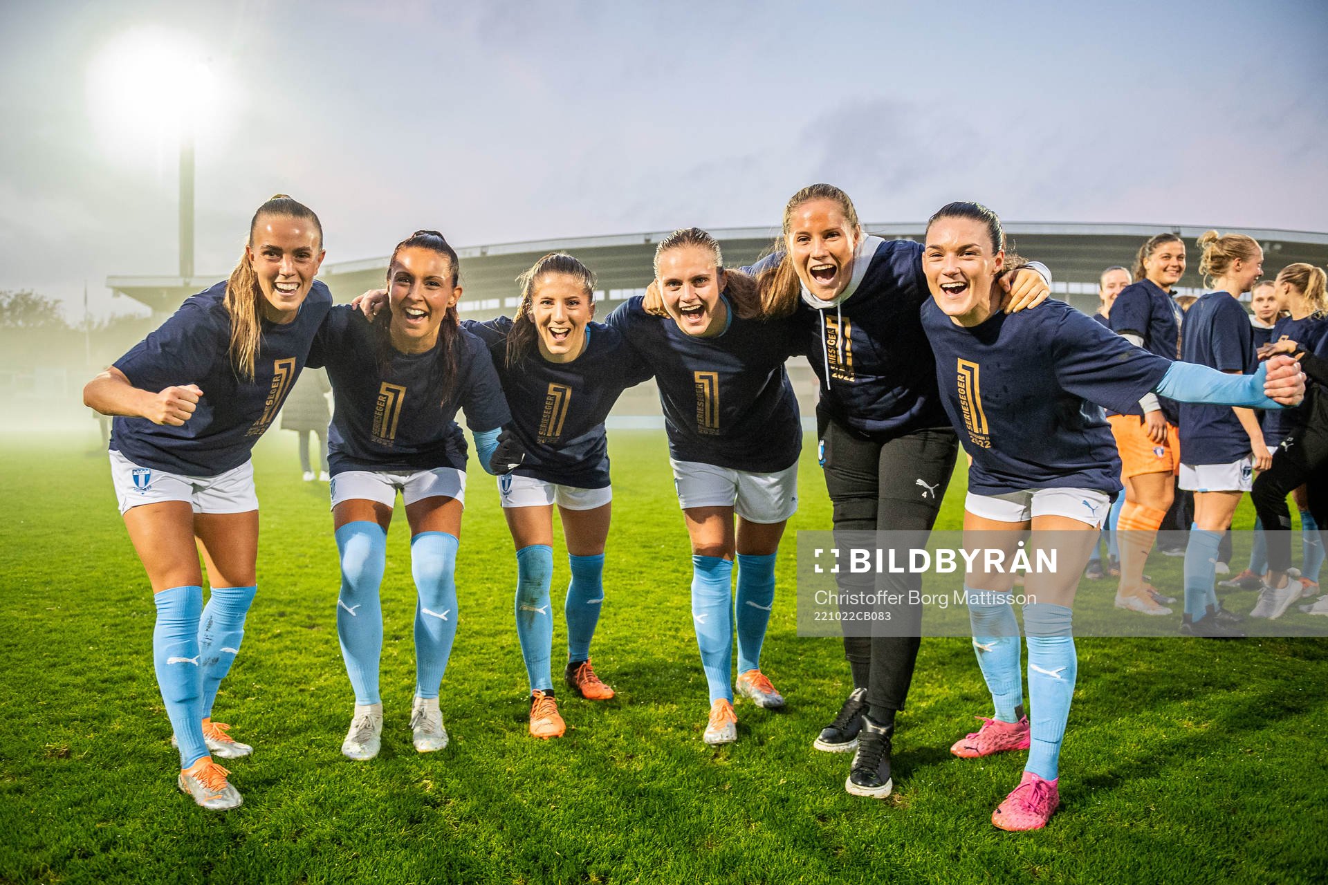 Malmö FFs Elin Björklund, Malin Gunnarsson, Lovisa Wifvesson, Ida Lyberg, Linnea Svensson och Saga Fredriksson jublar efter fotbollsmatchen i kvalet till damernas Division 1 mellan Malmö FF och Åhus den 22 oktober 2022 i Malmö. 