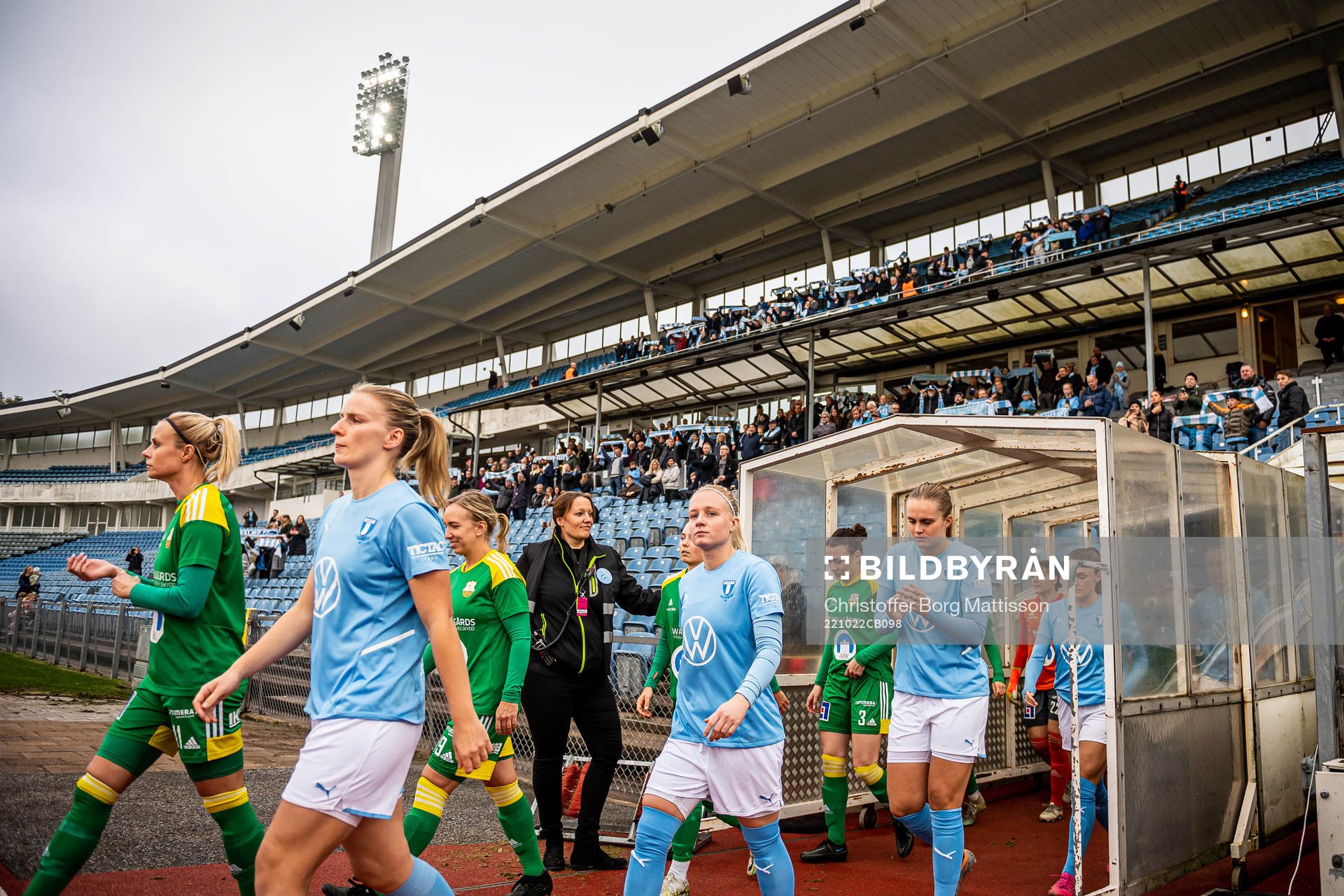 Malmö FFs spelare gör entré till fotbollsmatchen i