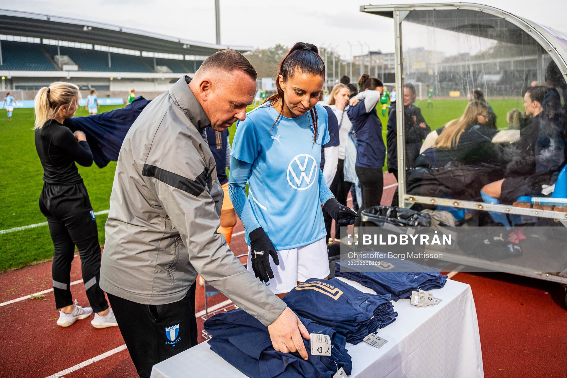 Malmö FFs lagledare Anders Nilsson och Malin Gunnarsson