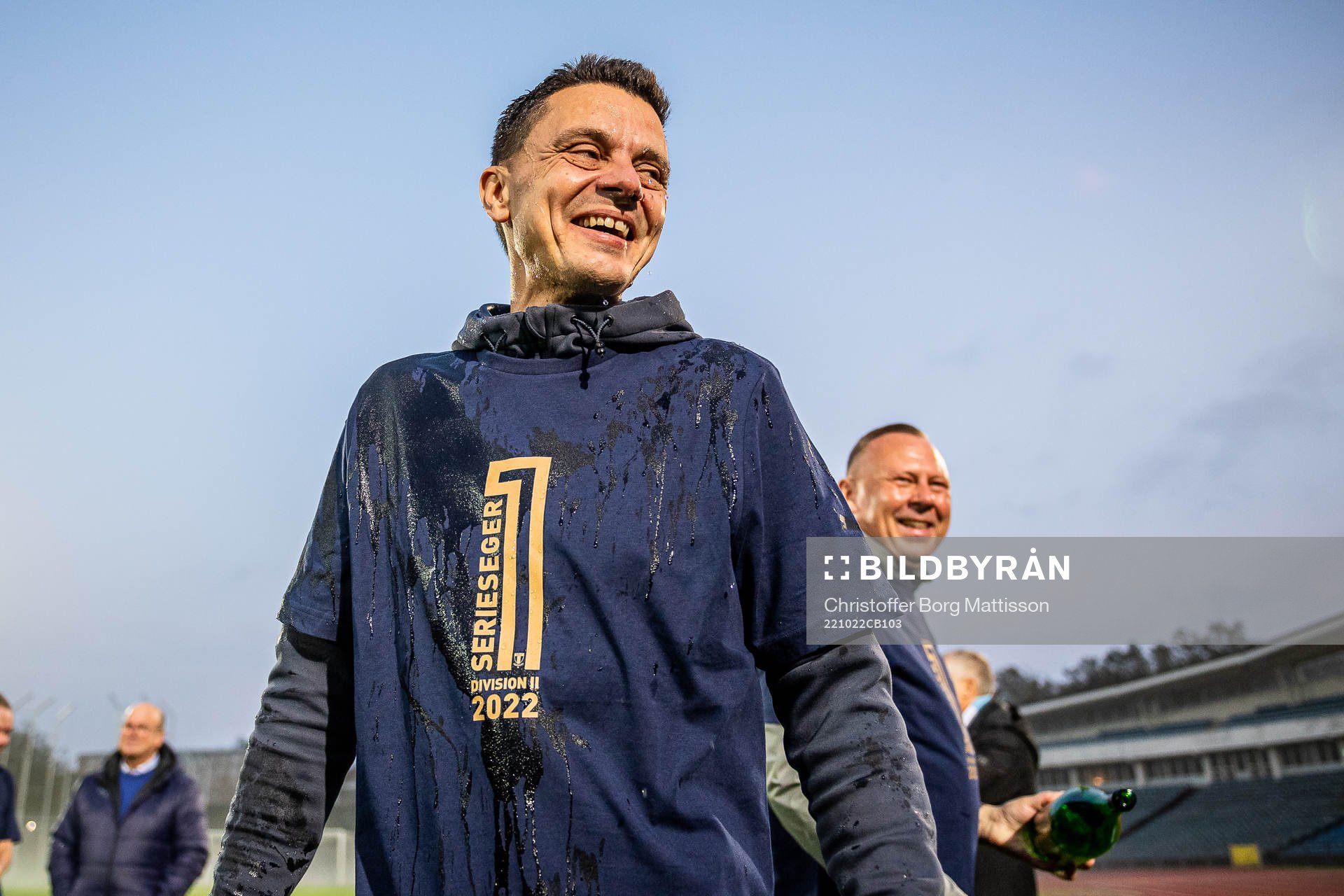 Malmö FFs tränare Fredrik Jahnfors och lagledare Anders Nilsson jublar efter fotbollsmatchen i kvalet till damernas Division 1 mellan Malmö FF och Åhus den 22 oktober 2022 i Malmö. 