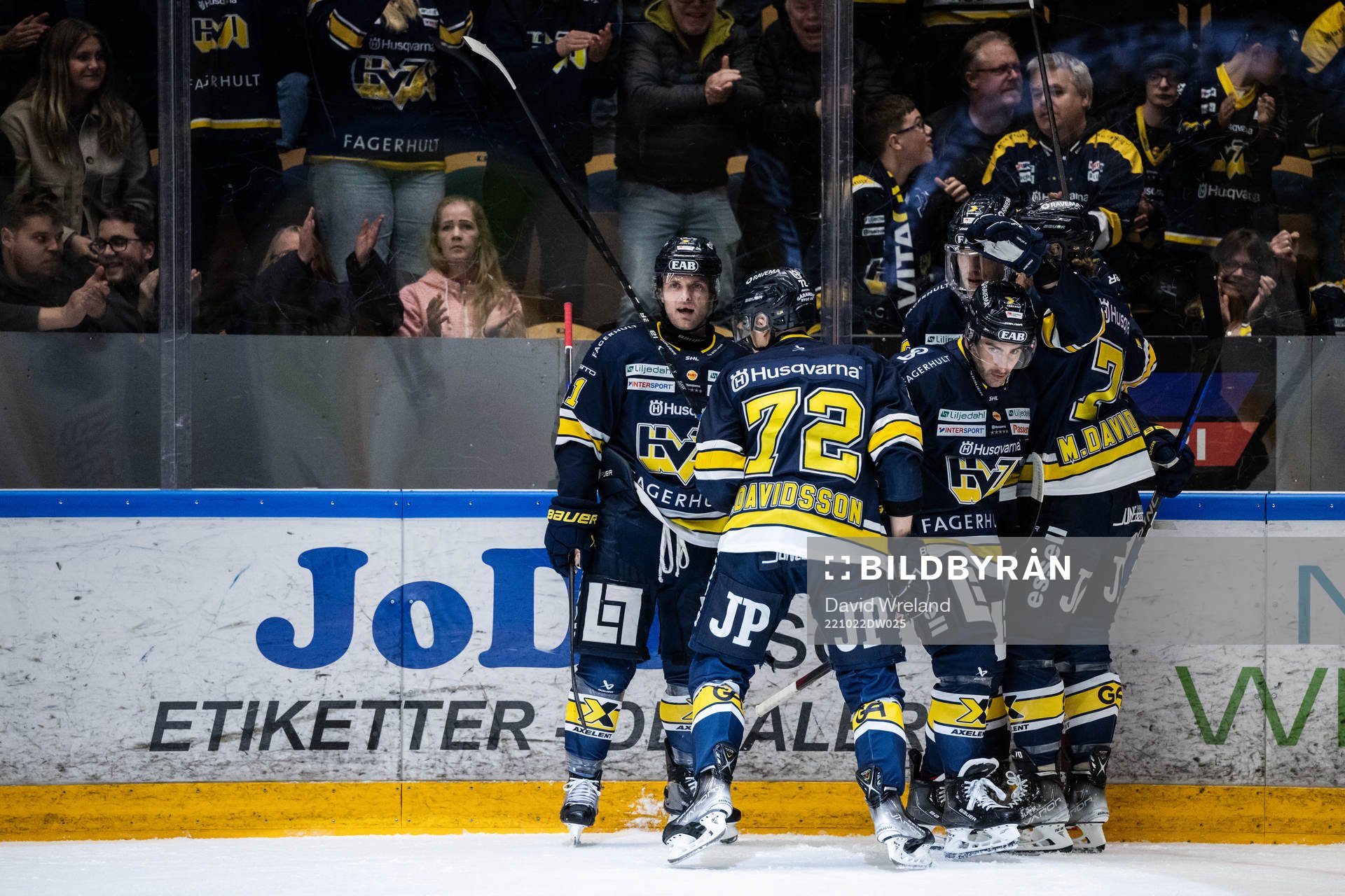 HV71s Joseph Laleggia jublar