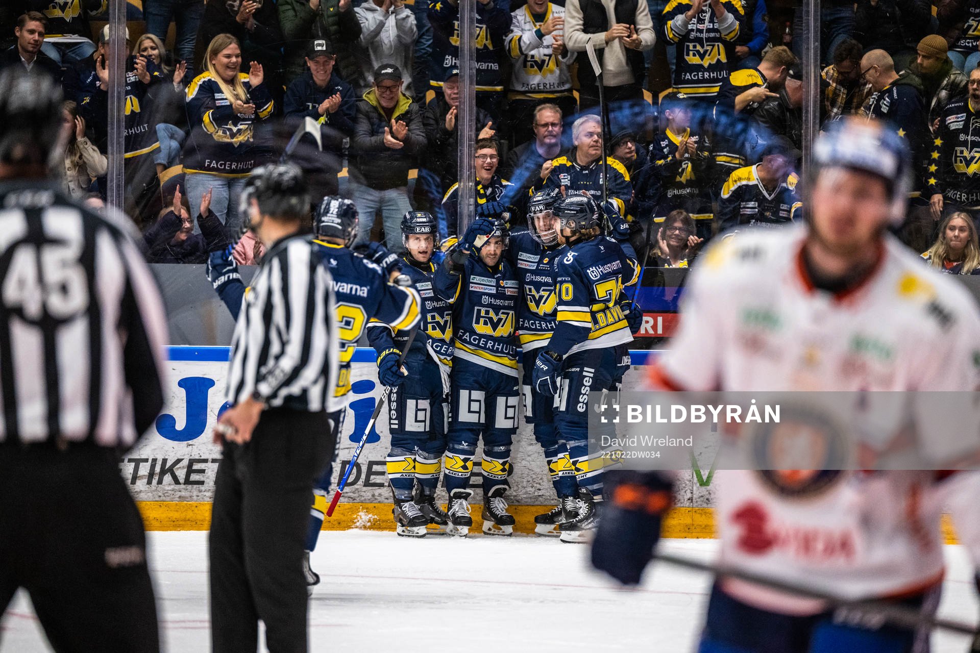 HV71s Joseph Laleggia jublar