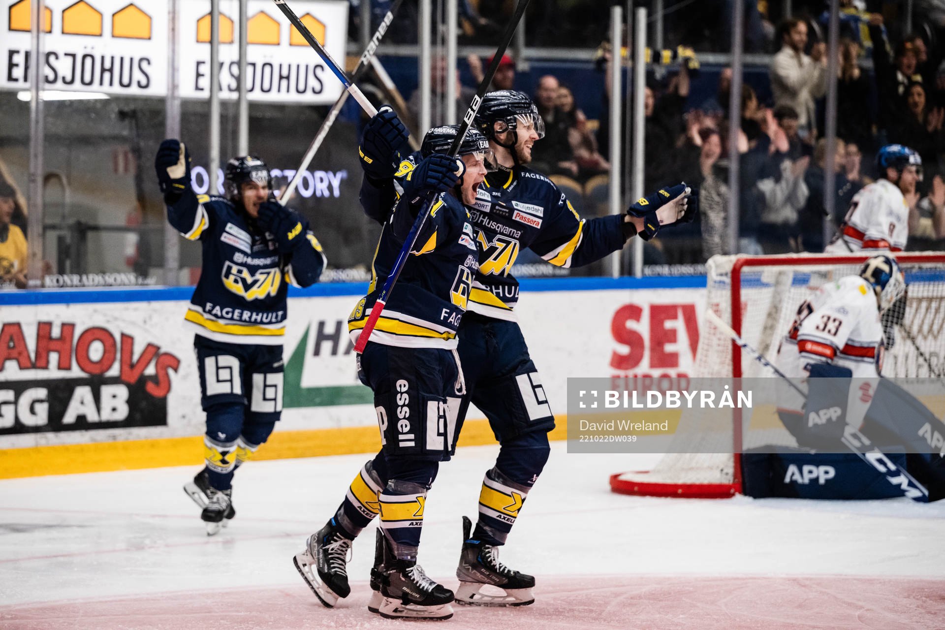 HV71s Chad Billins jublar