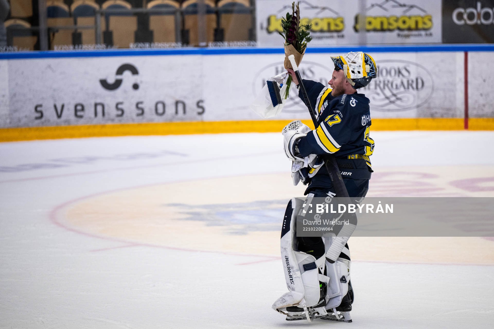 HV71s målvakt Jonas Gunnarsson jublar