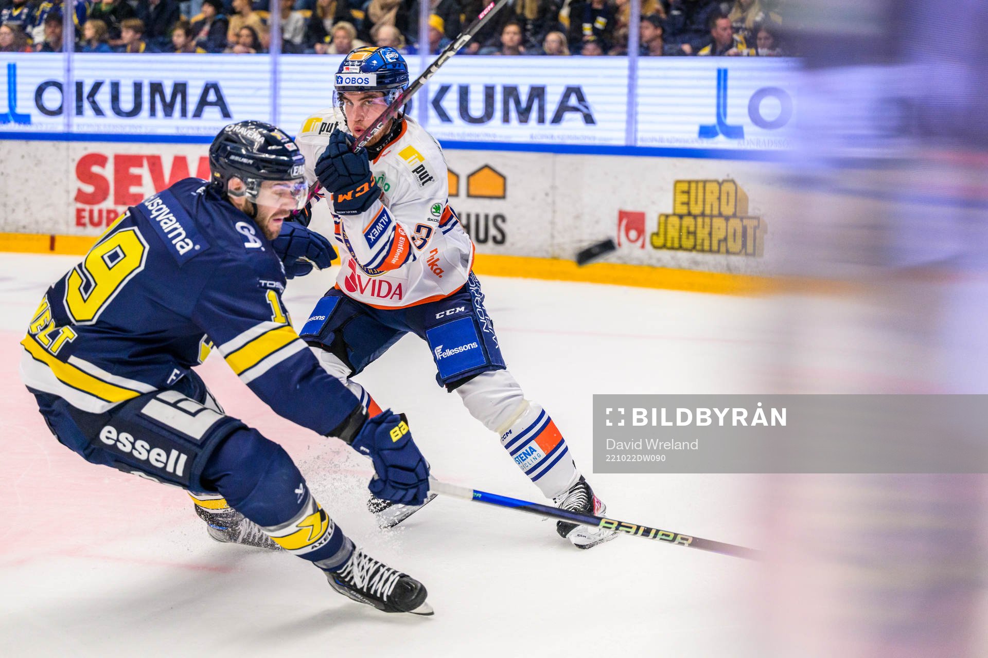 HV71s Sam Vigneault  och Växjös Martin Lundberg