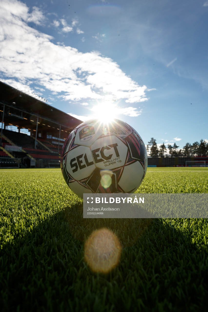 Matchbollen i Superettan inför fotbollsmatchen i Superettan mellan Östersund och Trelleborg den 22 oktober 2022 i Östersund. 