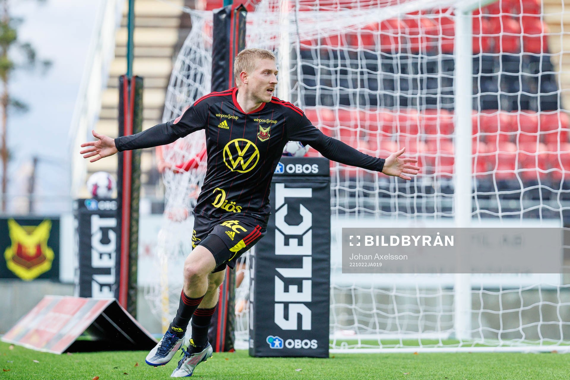 Östersunds Simon Kroon jublar