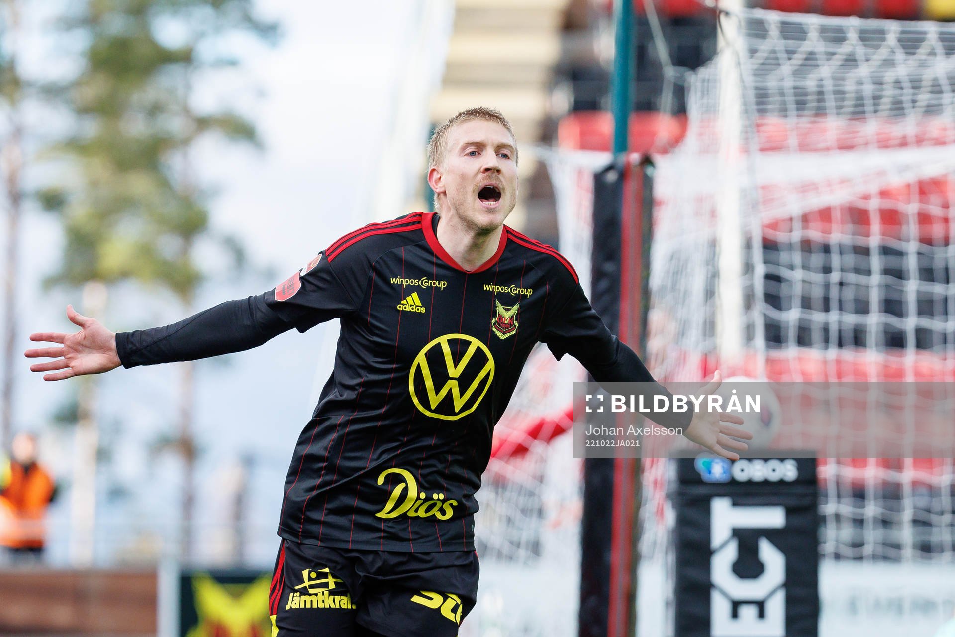 Östersunds Simon Kroon jublar