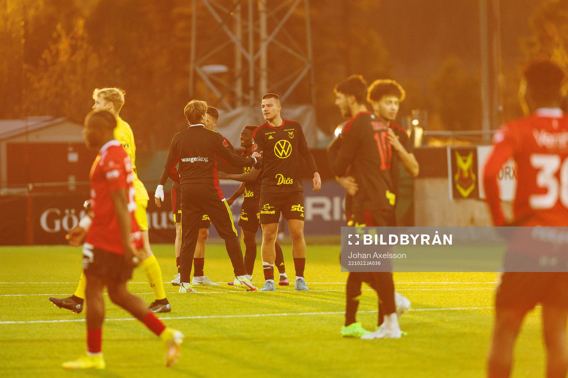 Östersunds Kristian Novak jublar med lagkamrat