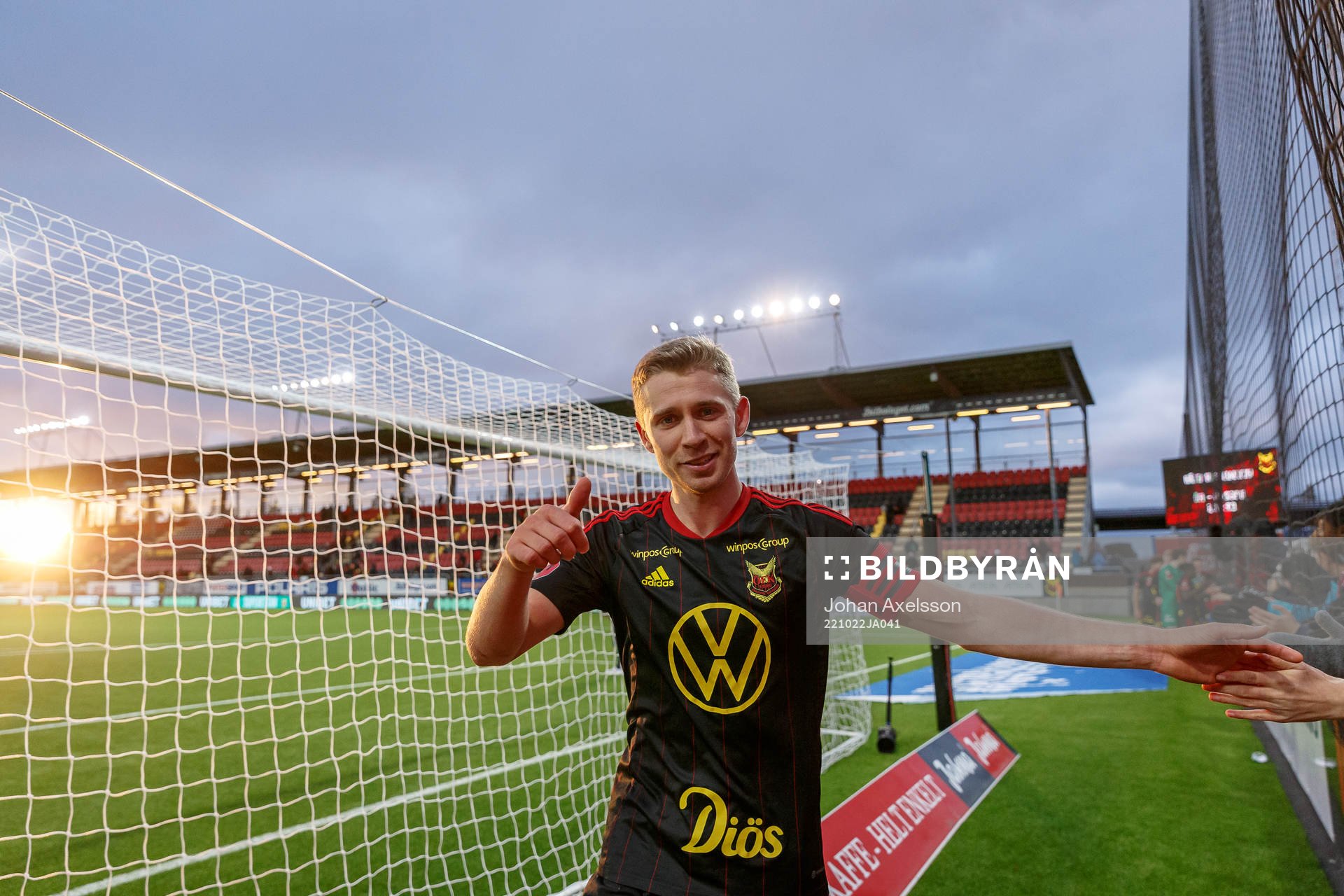Östersunds Ludvig Fritzson jublar med fansen